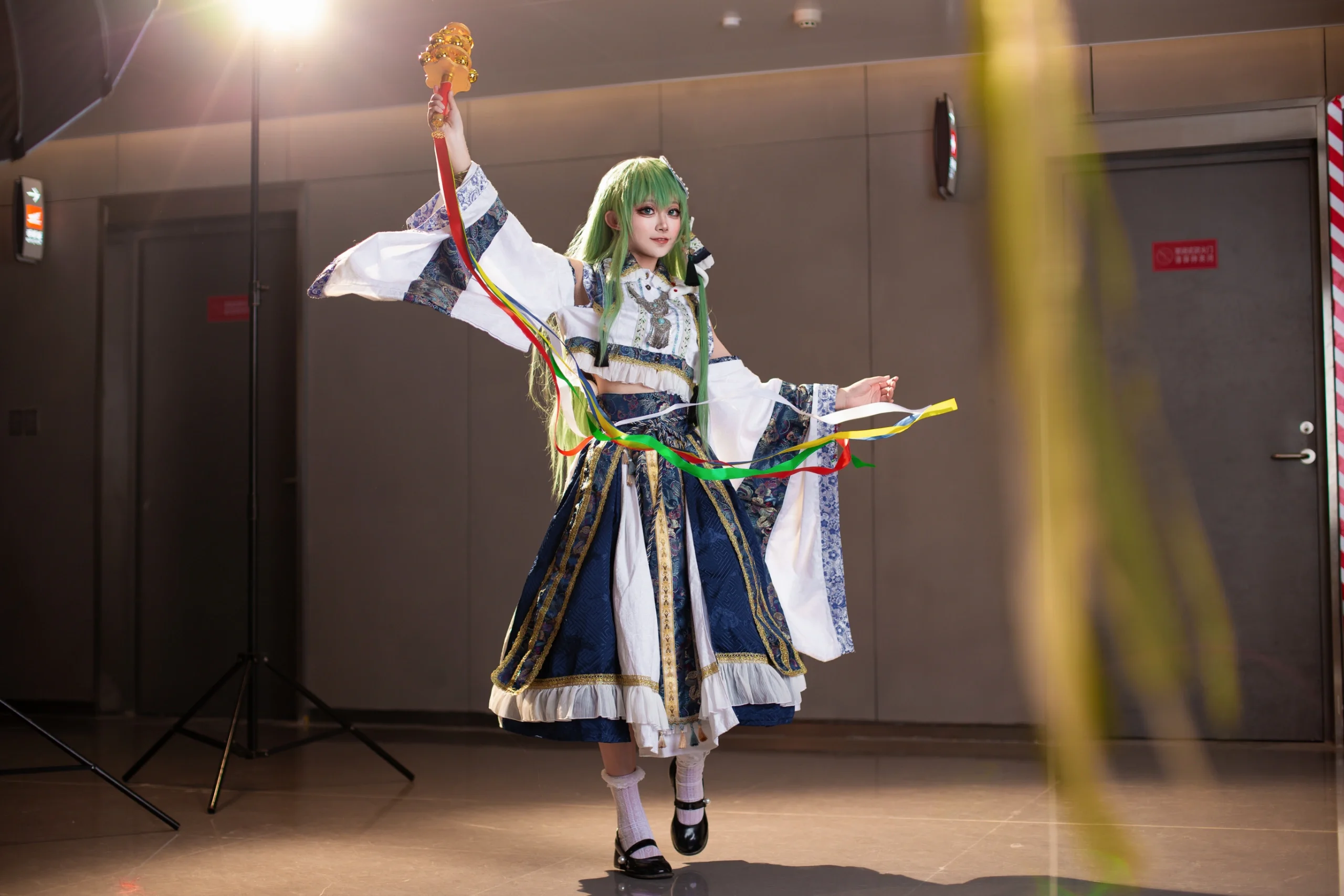 【东风谷早苗cos】神明少女的神乐铃舞步，漫展动作废急救指南 - 第 5 张