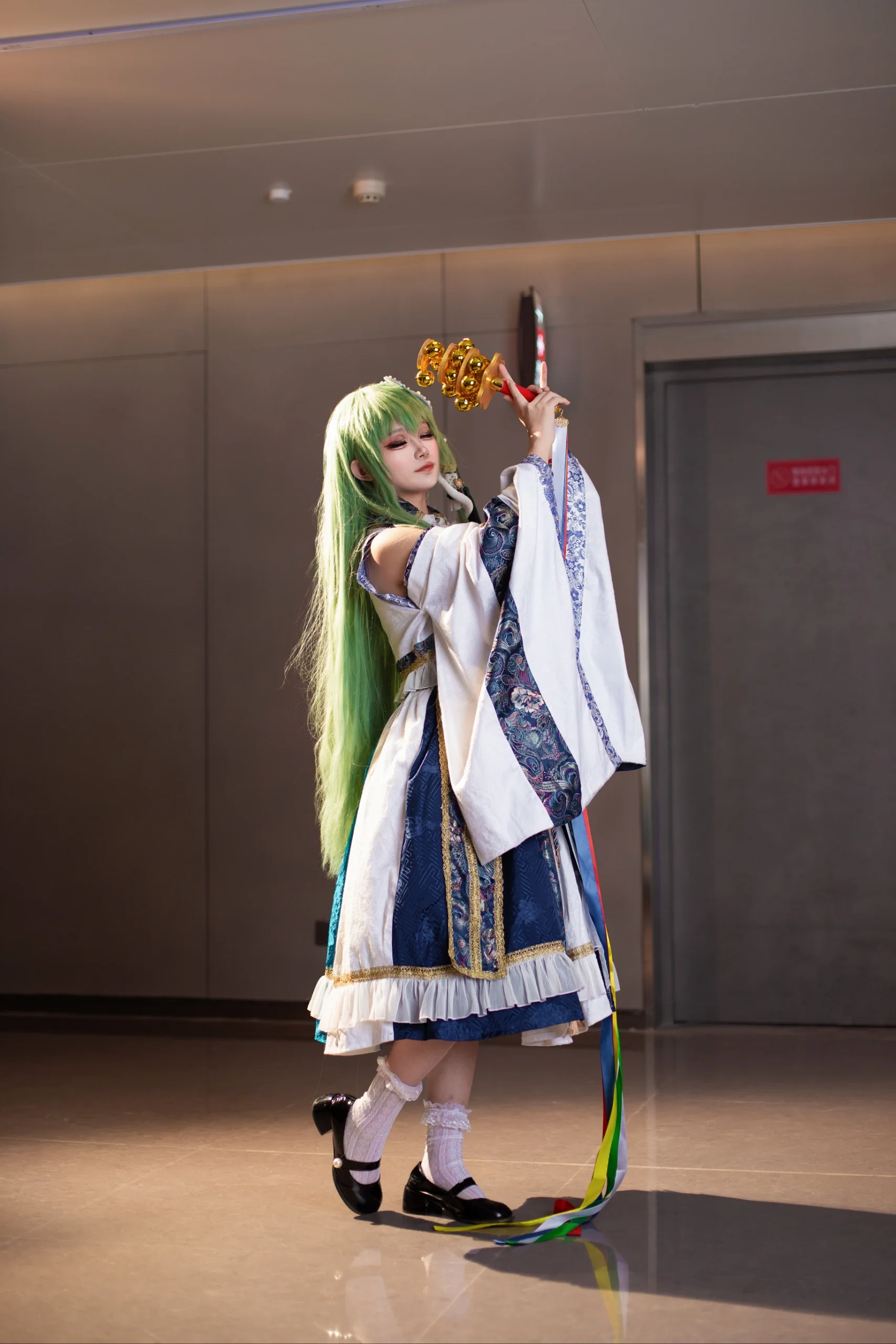 【东风谷早苗cos】神明少女的神乐铃舞步，漫展动作废急救指南 - 第 6 张