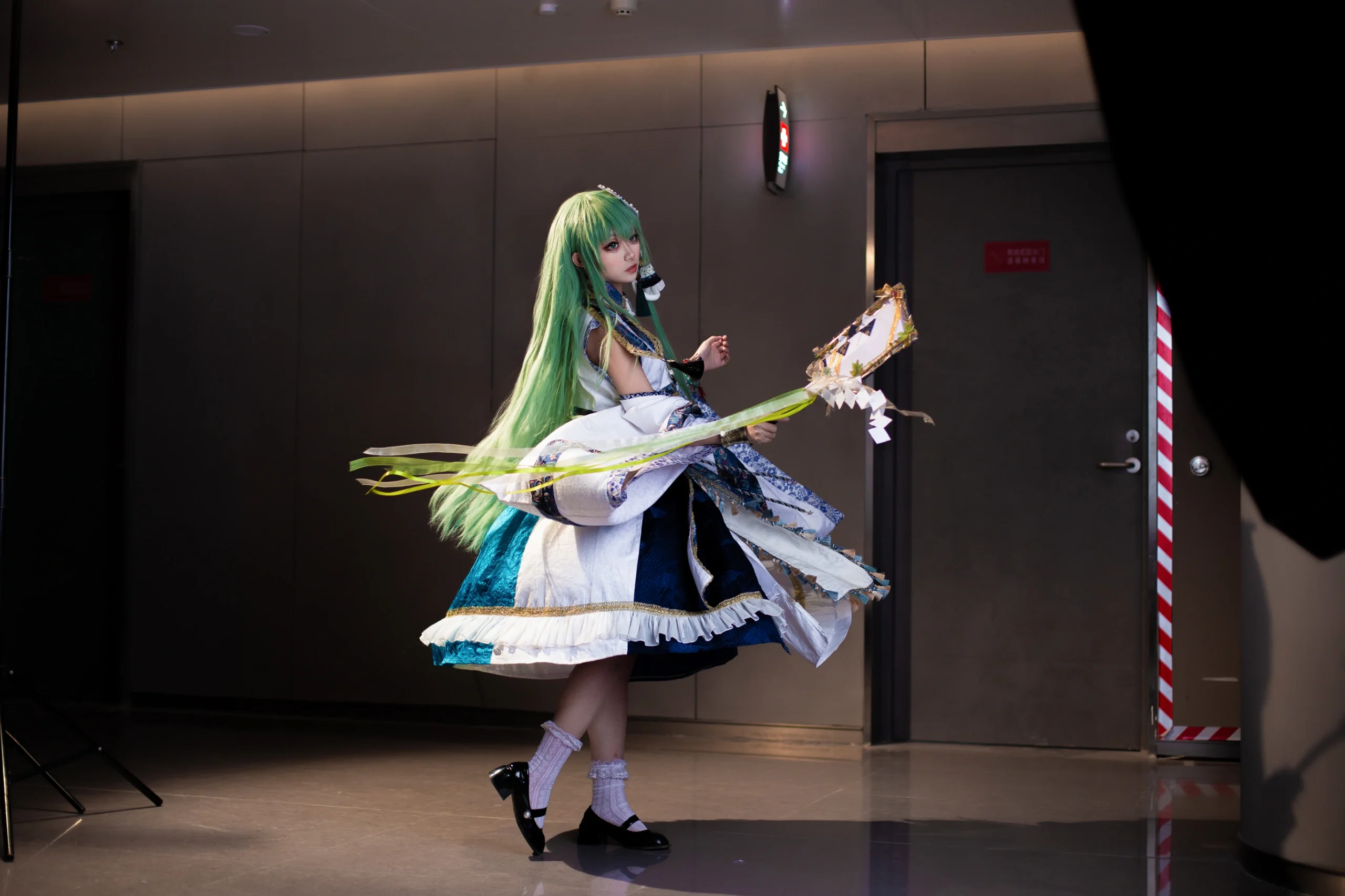 【东风谷早苗cos】神明少女的神乐铃舞步，漫展动作废急救指南 - 第 8 张