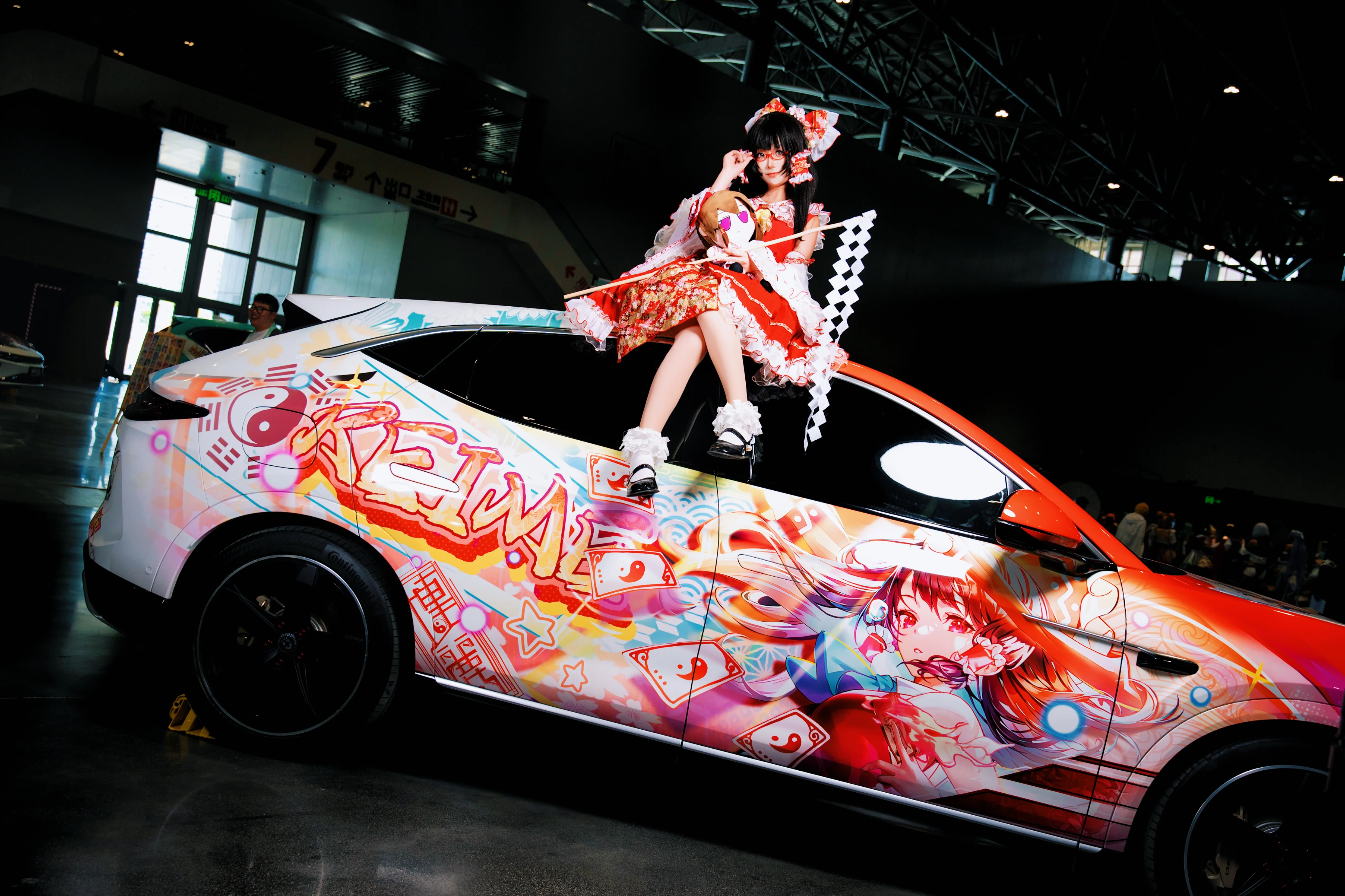 【博麗靈夢cos】廈門漫展車頂打卡，當了一把紅色“車娘” - 第 10 張