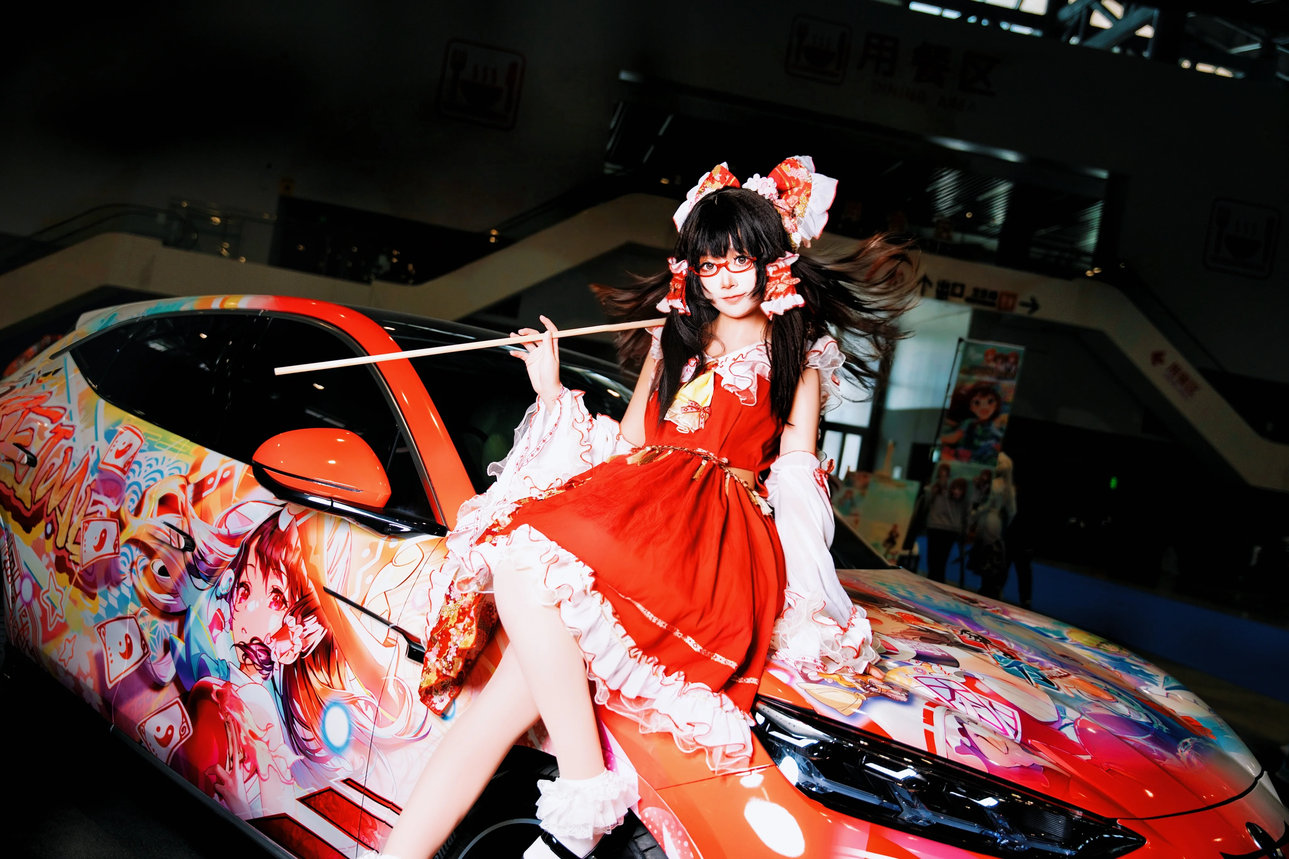 【博麗靈夢cos】廈門漫展車頂打卡，當了一把紅色“車娘” - 第 2 張