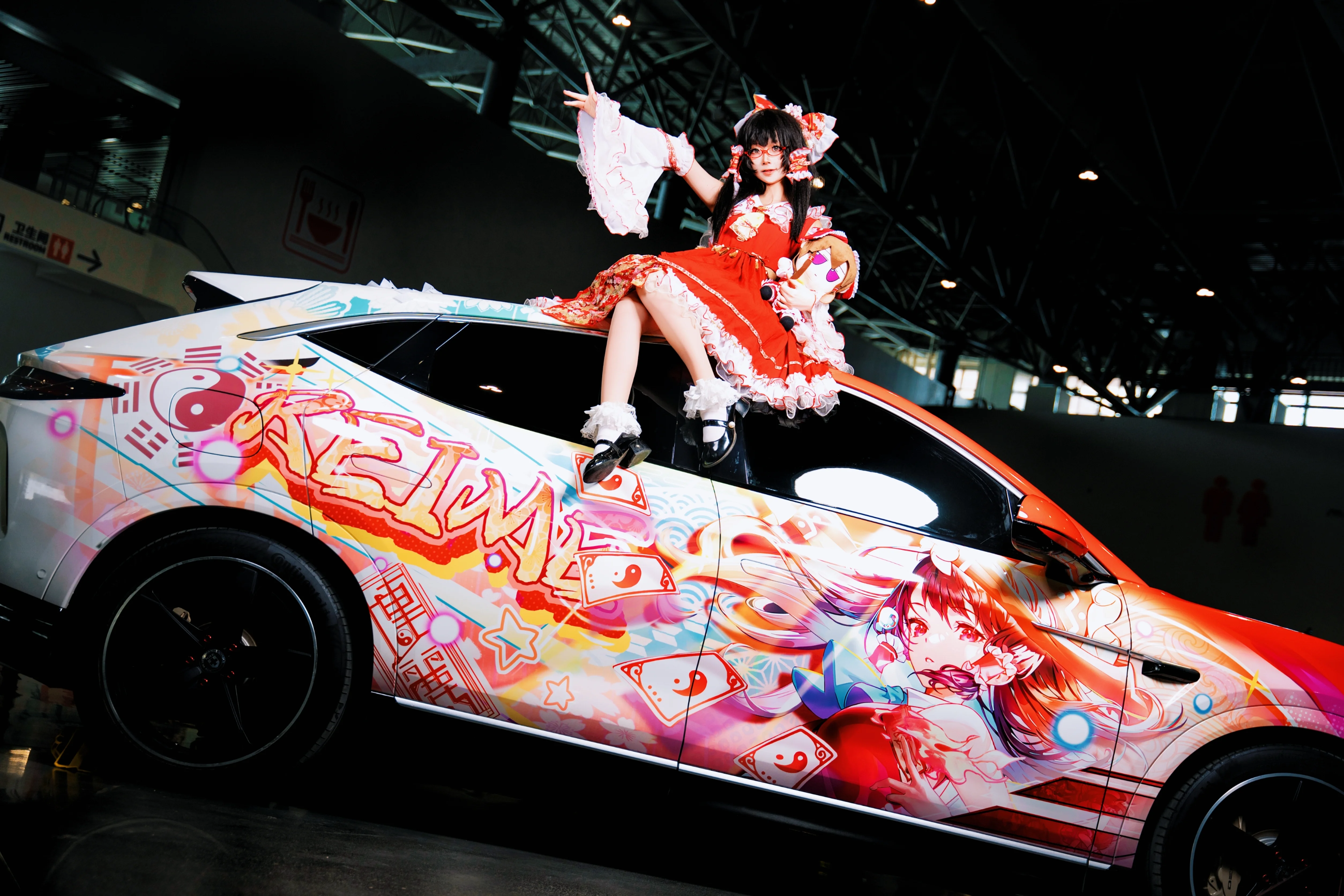 【博麗靈夢cos】廈門漫展車頂打卡，當了一把紅色“車娘” - 第 3 張