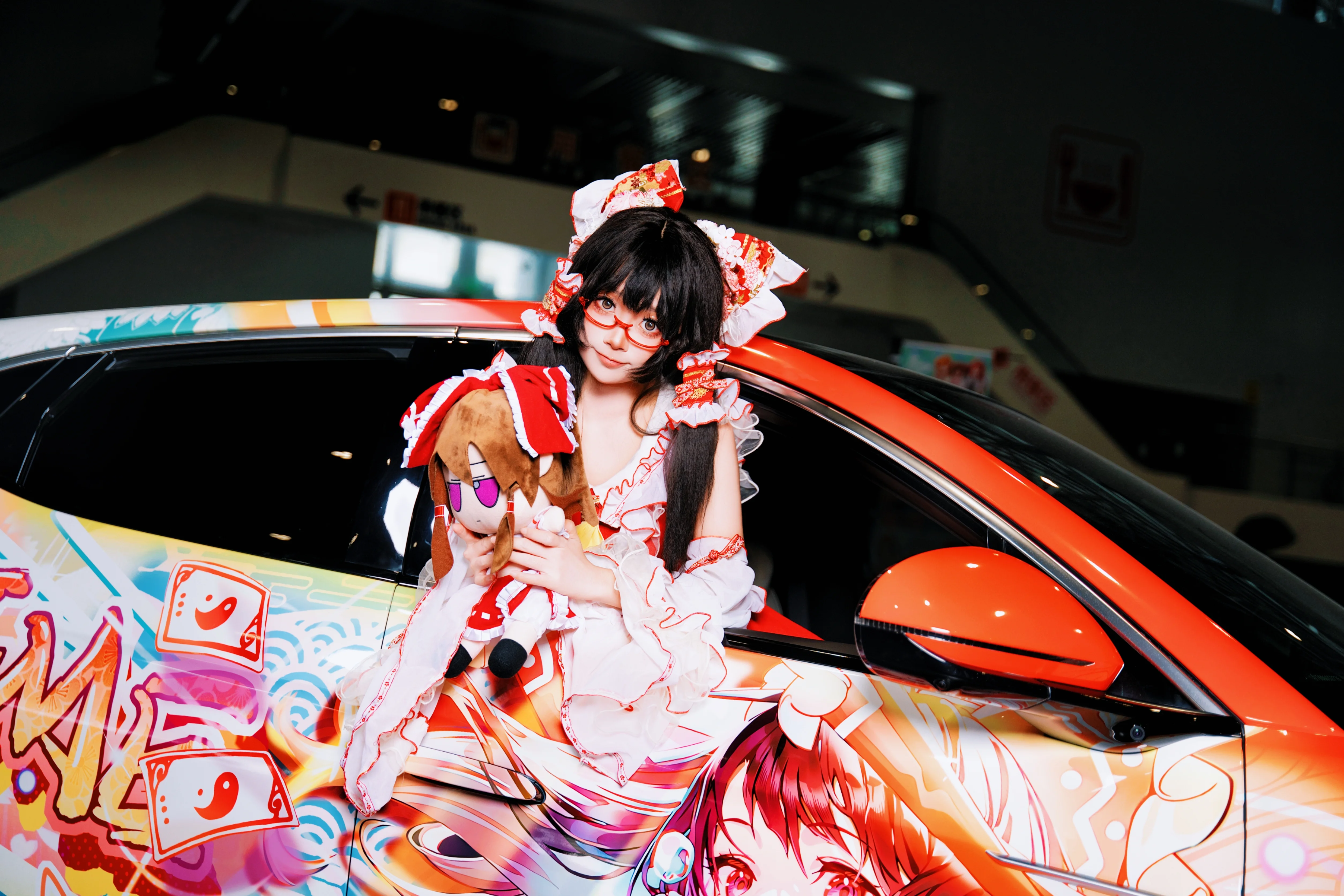 【博麗靈夢cos】廈門漫展車頂打卡，當了一把紅色“車娘” - 第 4 張