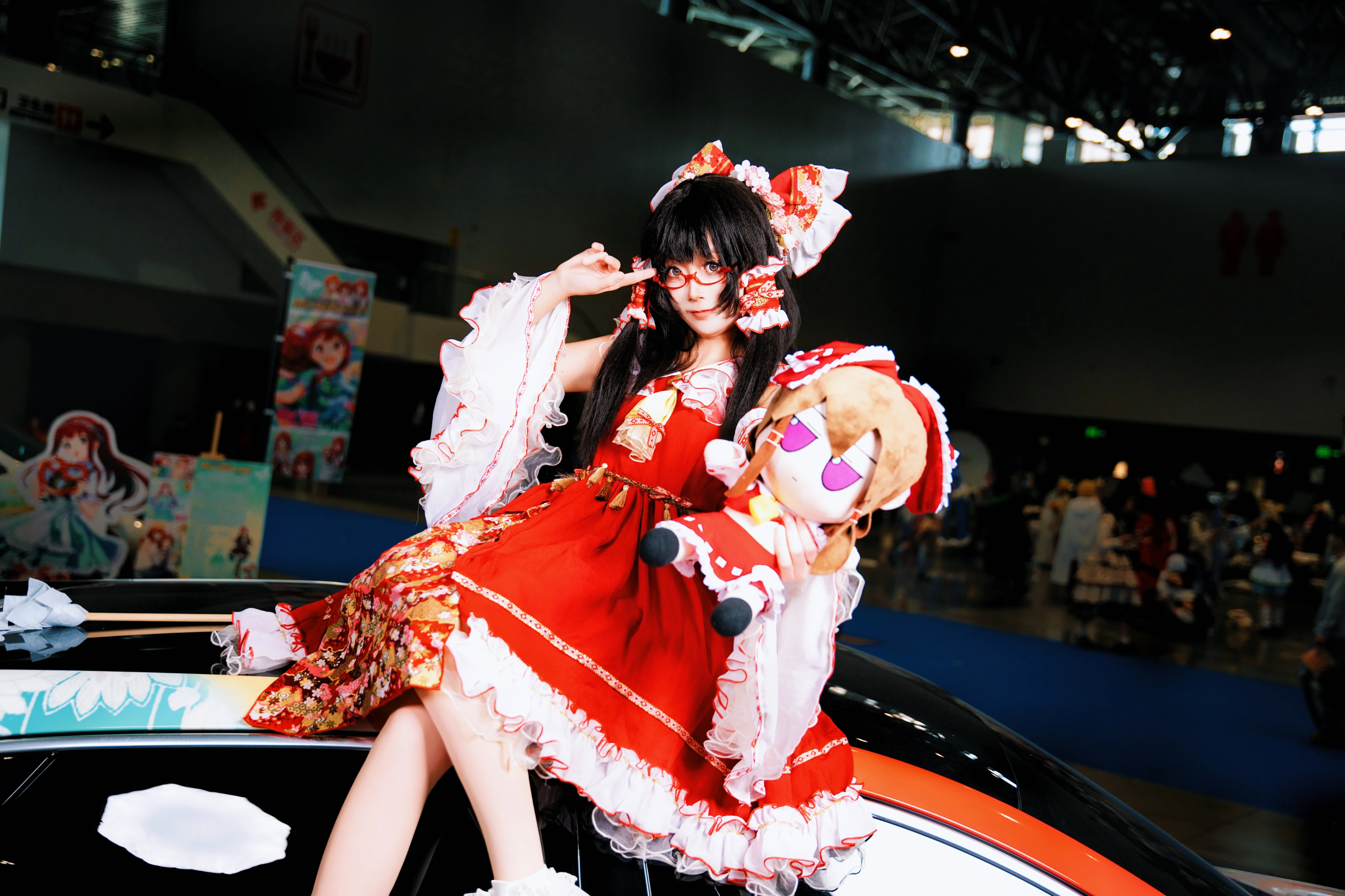 【博麗靈夢cos】廈門漫展車頂打卡，當了一把紅色“車娘” - 第 5 張