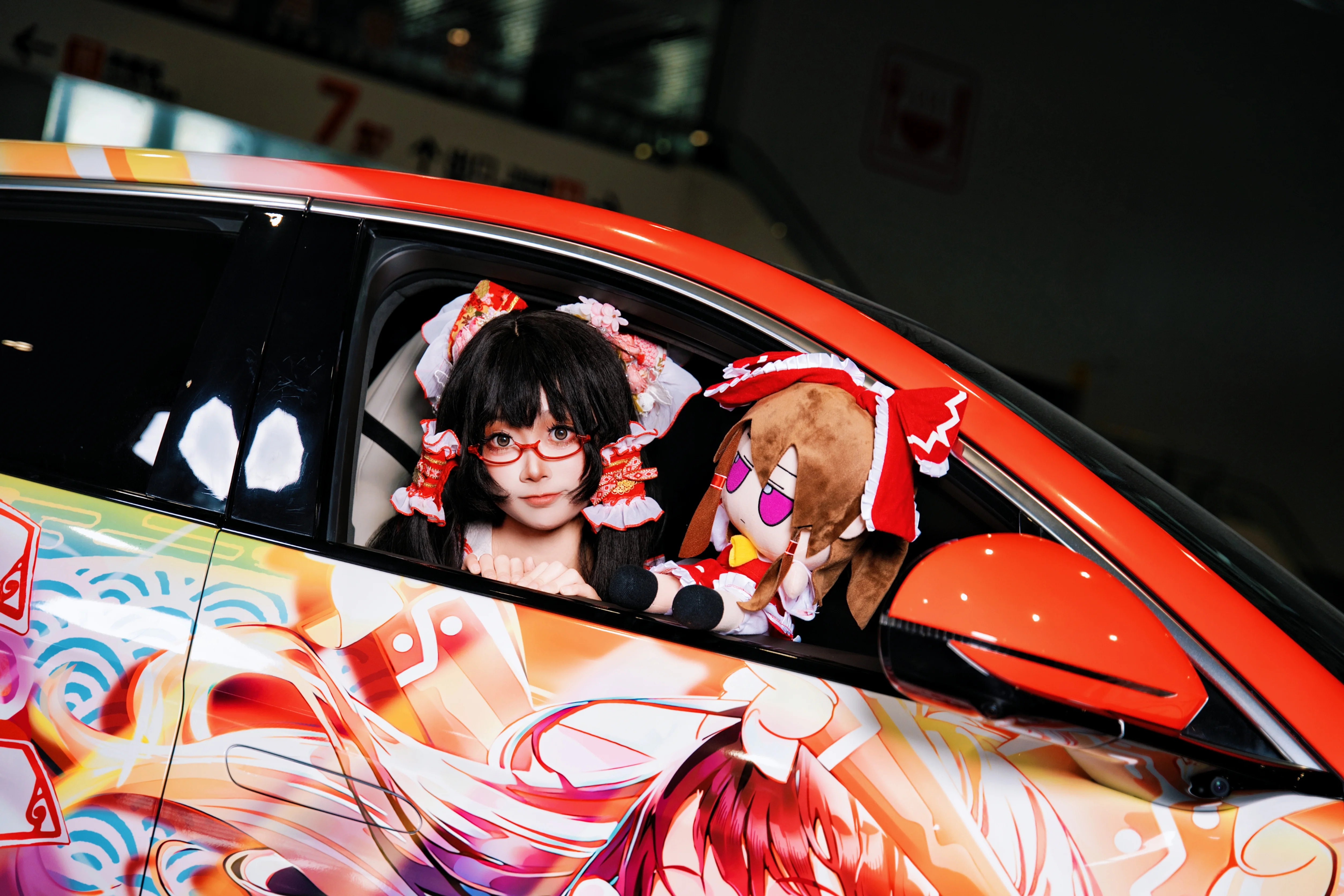 【博麗靈夢cos】廈門漫展車頂打卡，當了一把紅色“車娘” - 第 6 張