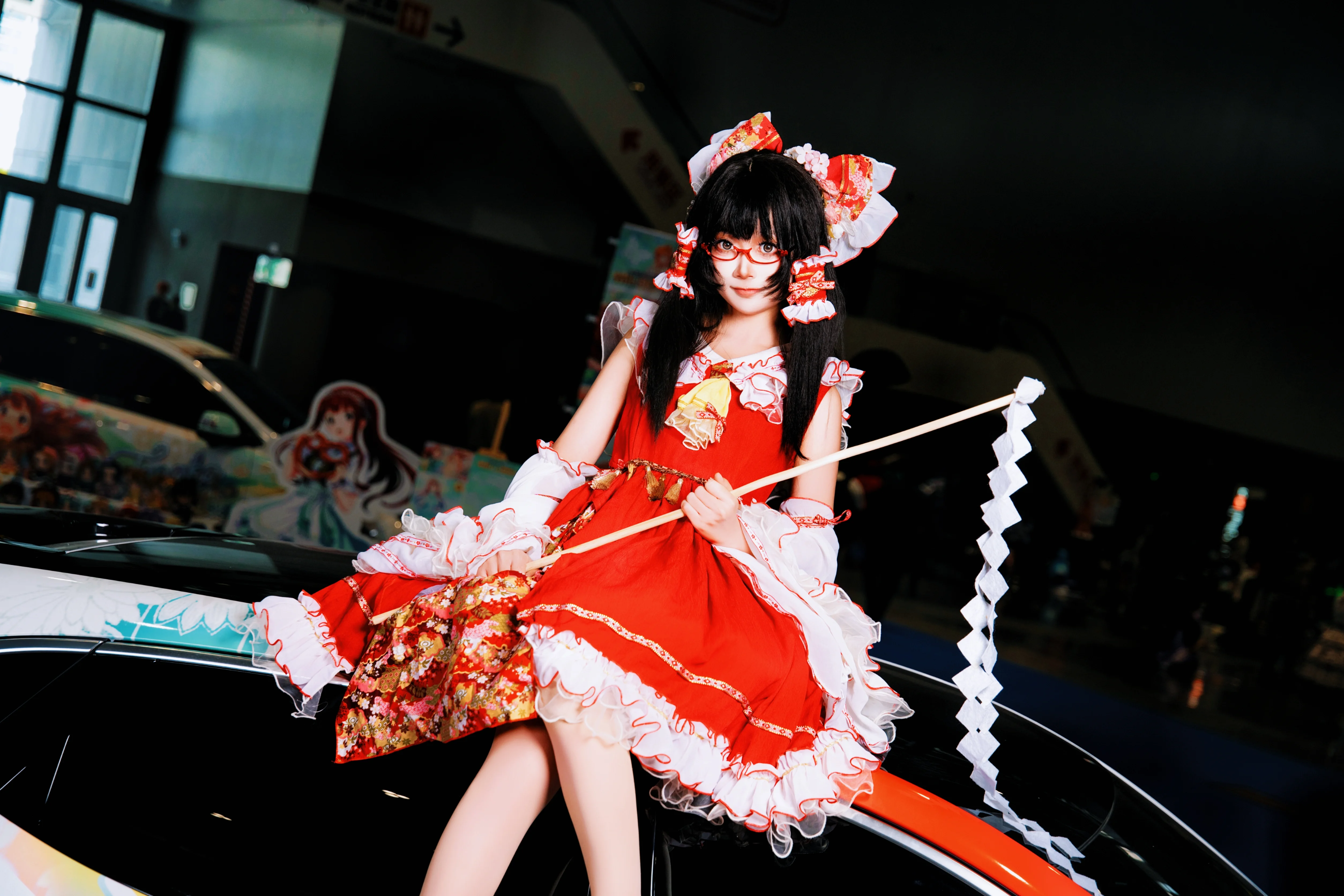 【博麗靈夢cos】廈門漫展車頂打卡，當了一把紅色“車娘” - 第 7 張