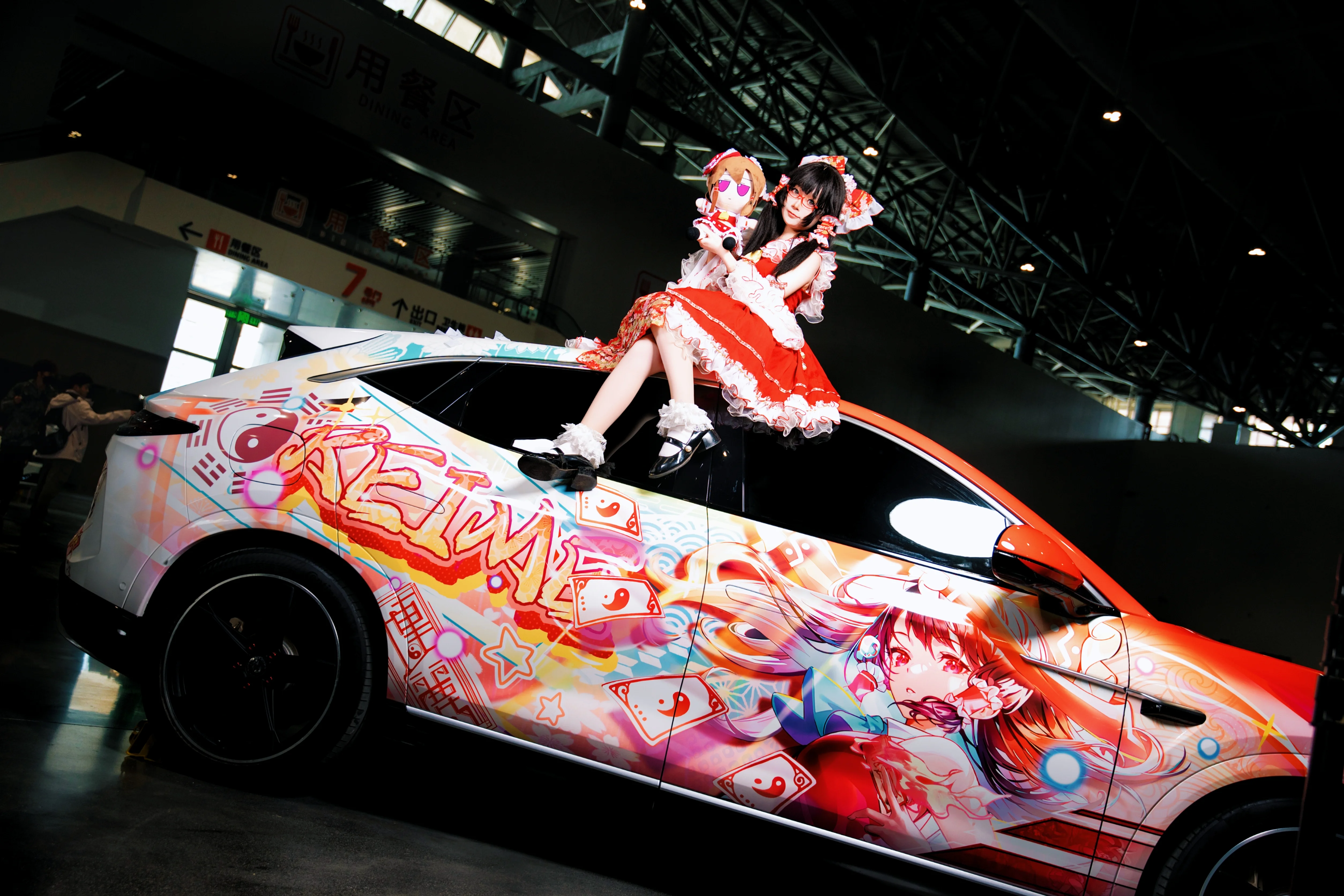 【博麗靈夢cos】廈門漫展車頂打卡，當了一把紅色“車娘” - 第 8 張
