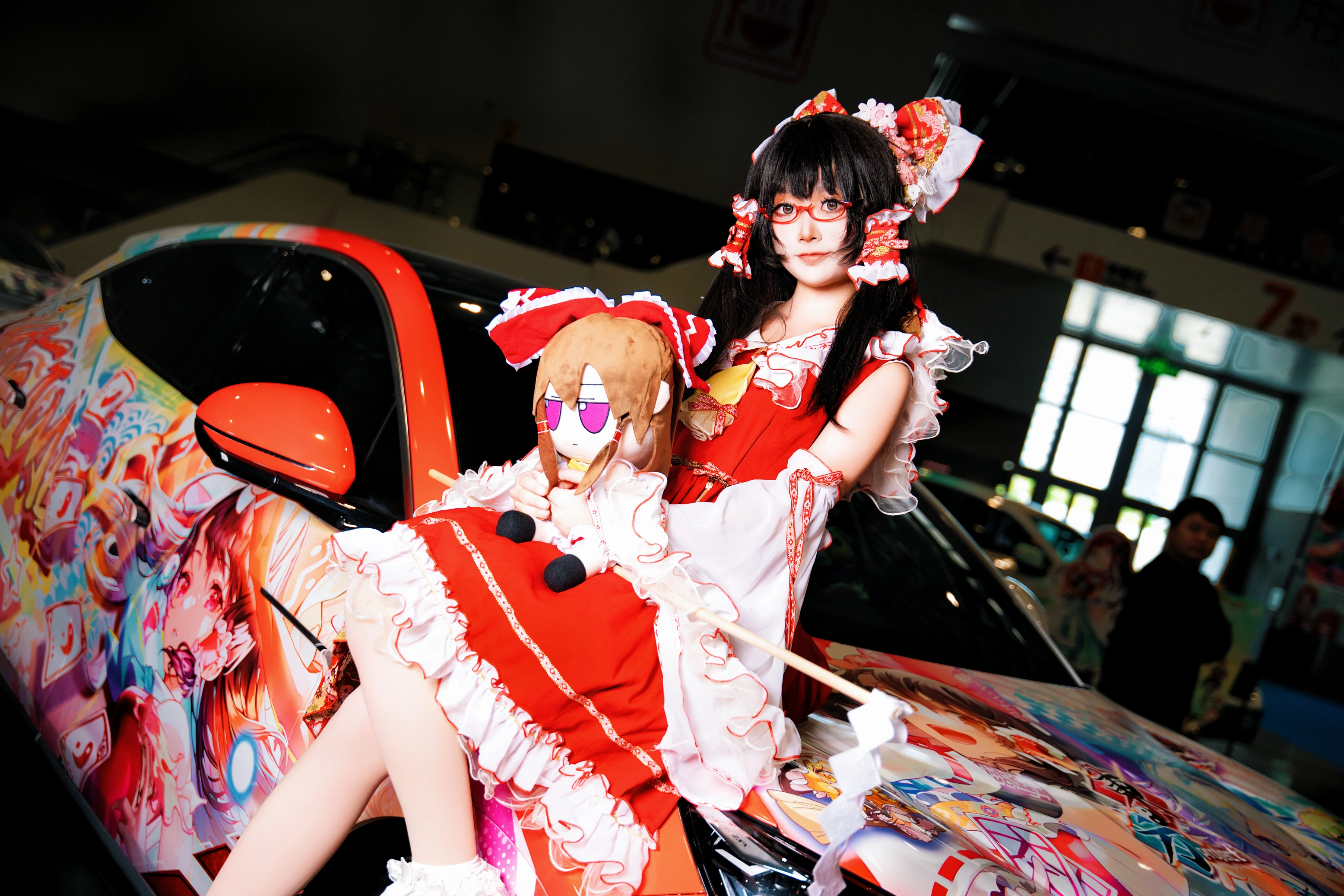 【博麗靈夢cos】廈門漫展車頂打卡，當了一把紅色“車娘” - 第 9 張