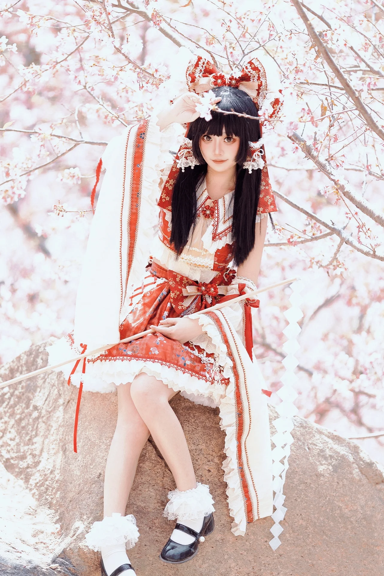 【博麗霊夢コスプレ】幻想郷の春を彩る紅白の巫女 - 1 枚目