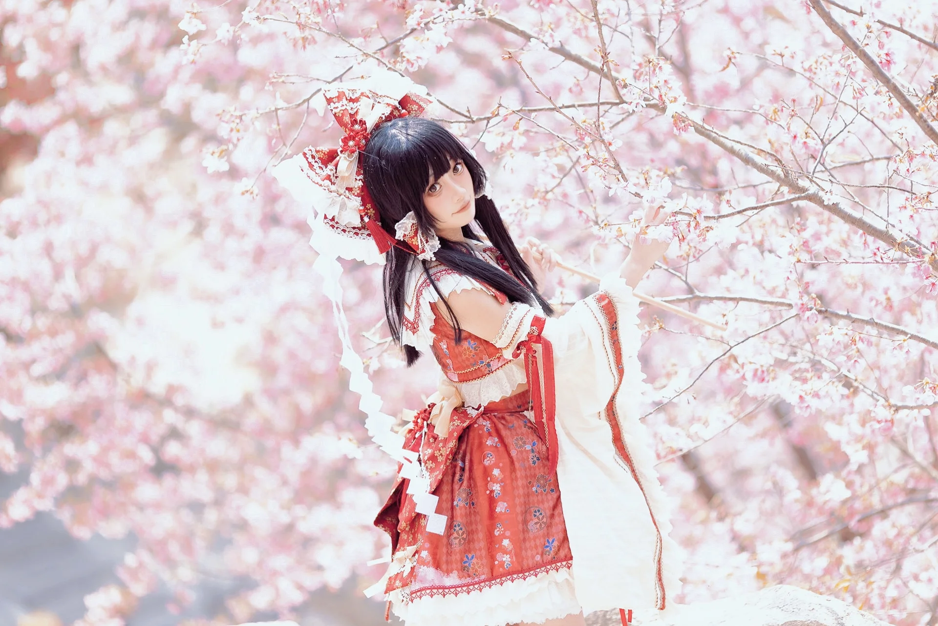 【博麗霊夢コスプレ】幻想郷の春を彩る紅白の巫女 - 2 枚目