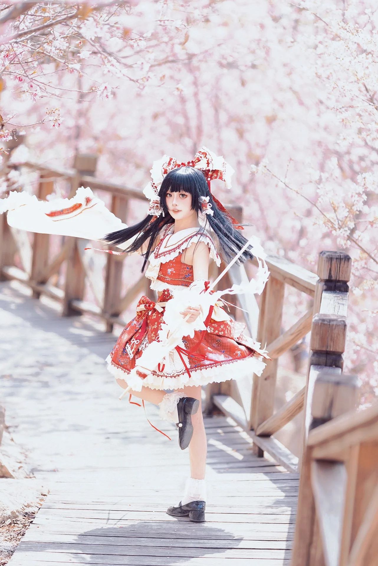 【博麗霊夢コスプレ】幻想郷の春を彩る紅白の巫女