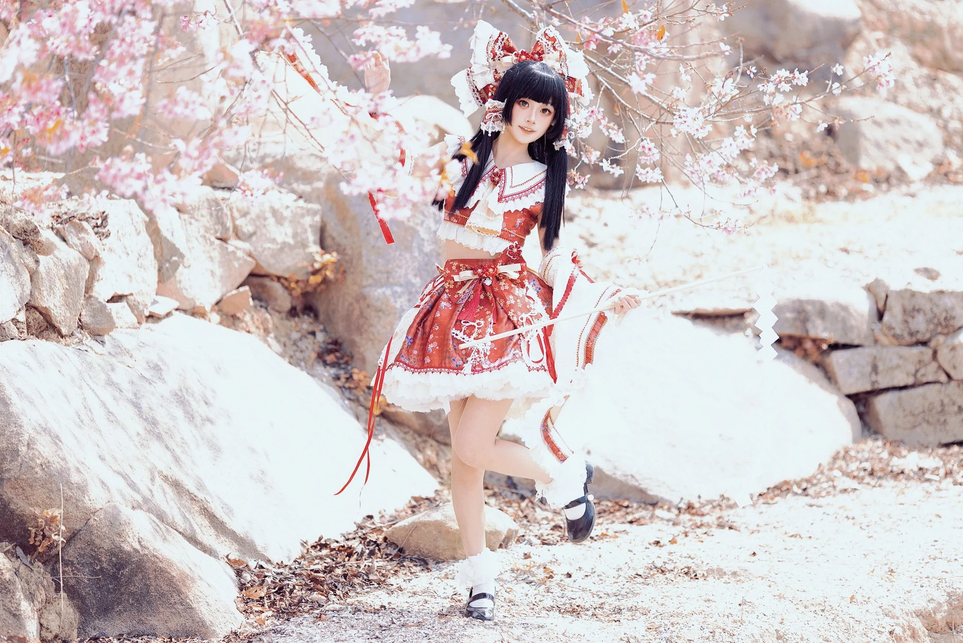 【博麗霊夢コスプレ】幻想郷の春を彩る紅白の巫女 - 4 枚目