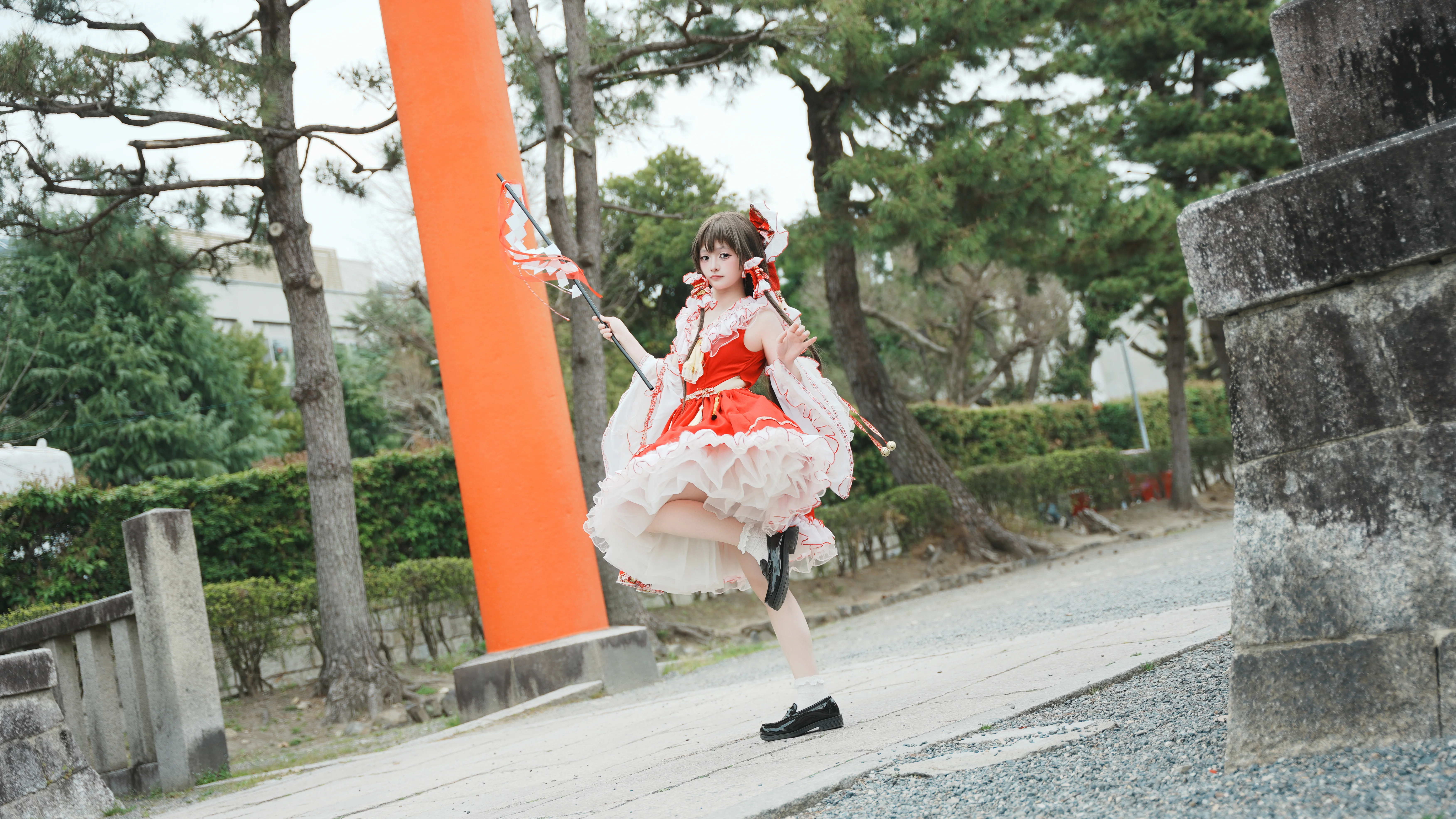 【博丽灵梦cos】东方Project的花灵梦，神社前的轻盈一跃