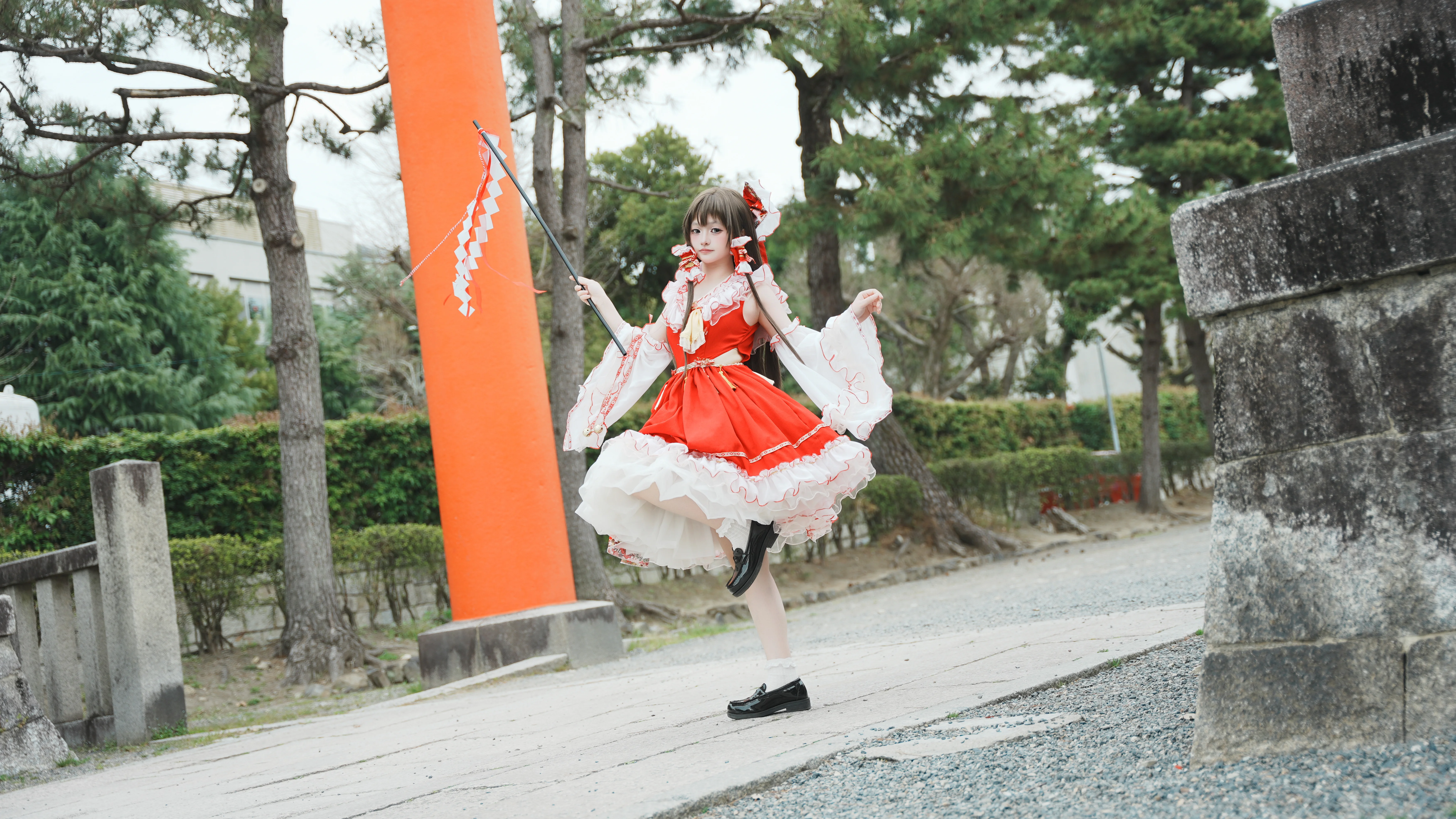 【博丽灵梦cos】东方Project的花灵梦，神社前的轻盈一跃 - 第 3 张