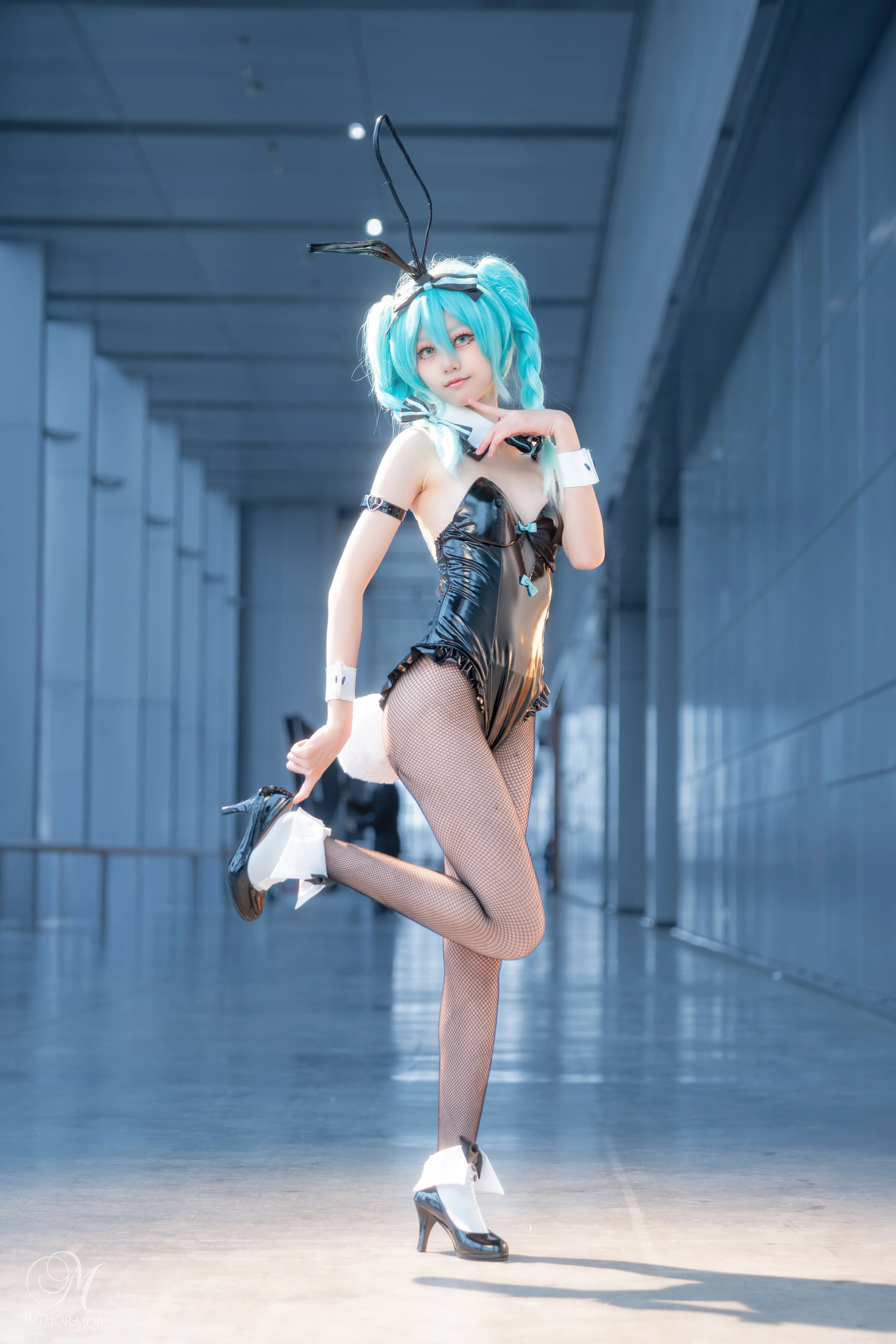 【初音未来cos】兔女郎装扮，在漫展走廊里拍出干净利落的质感 - 第 1 张