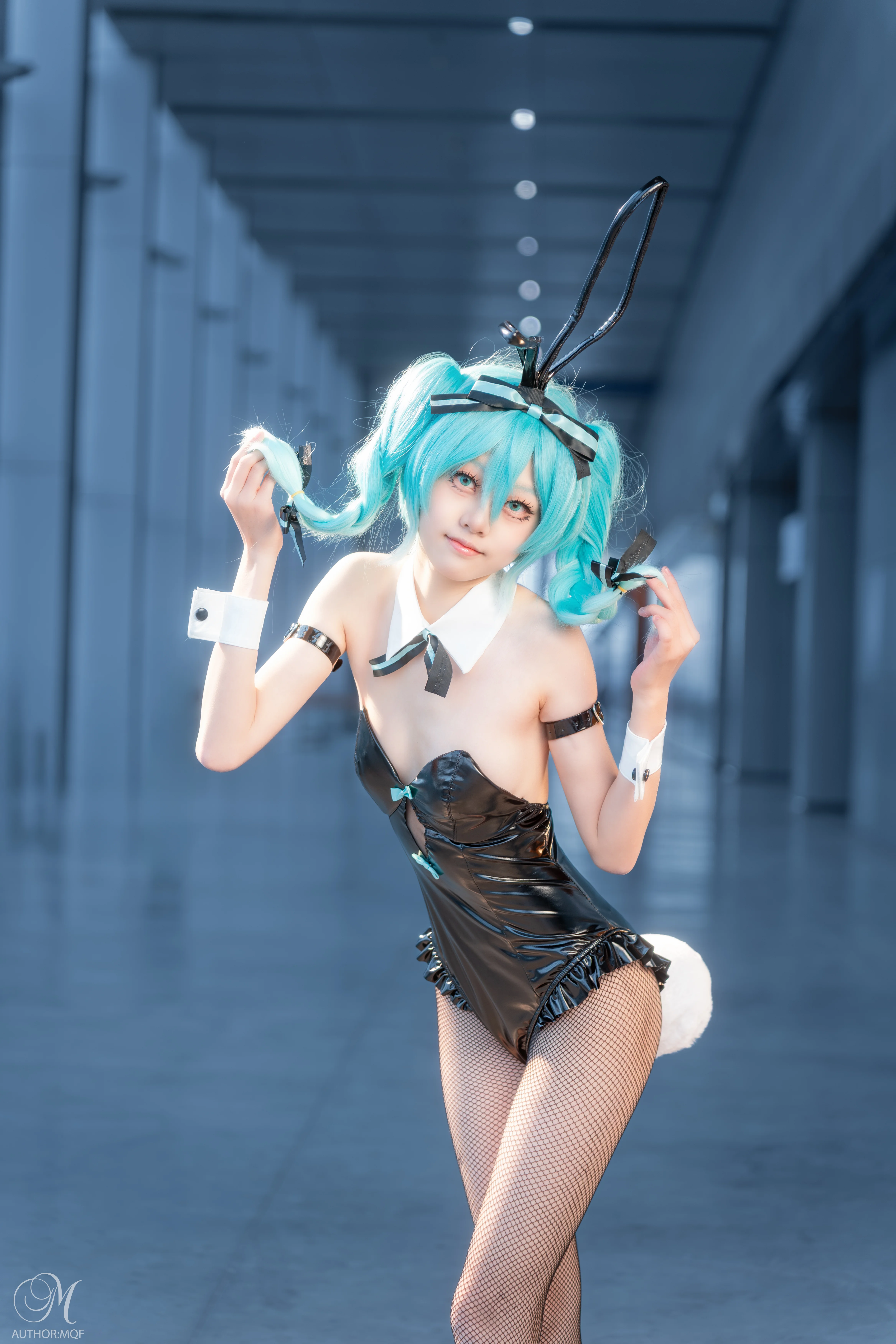 【初音未来cos】兔女郎装扮，在漫展走廊里拍出干净利落的质感 - 第 2 张