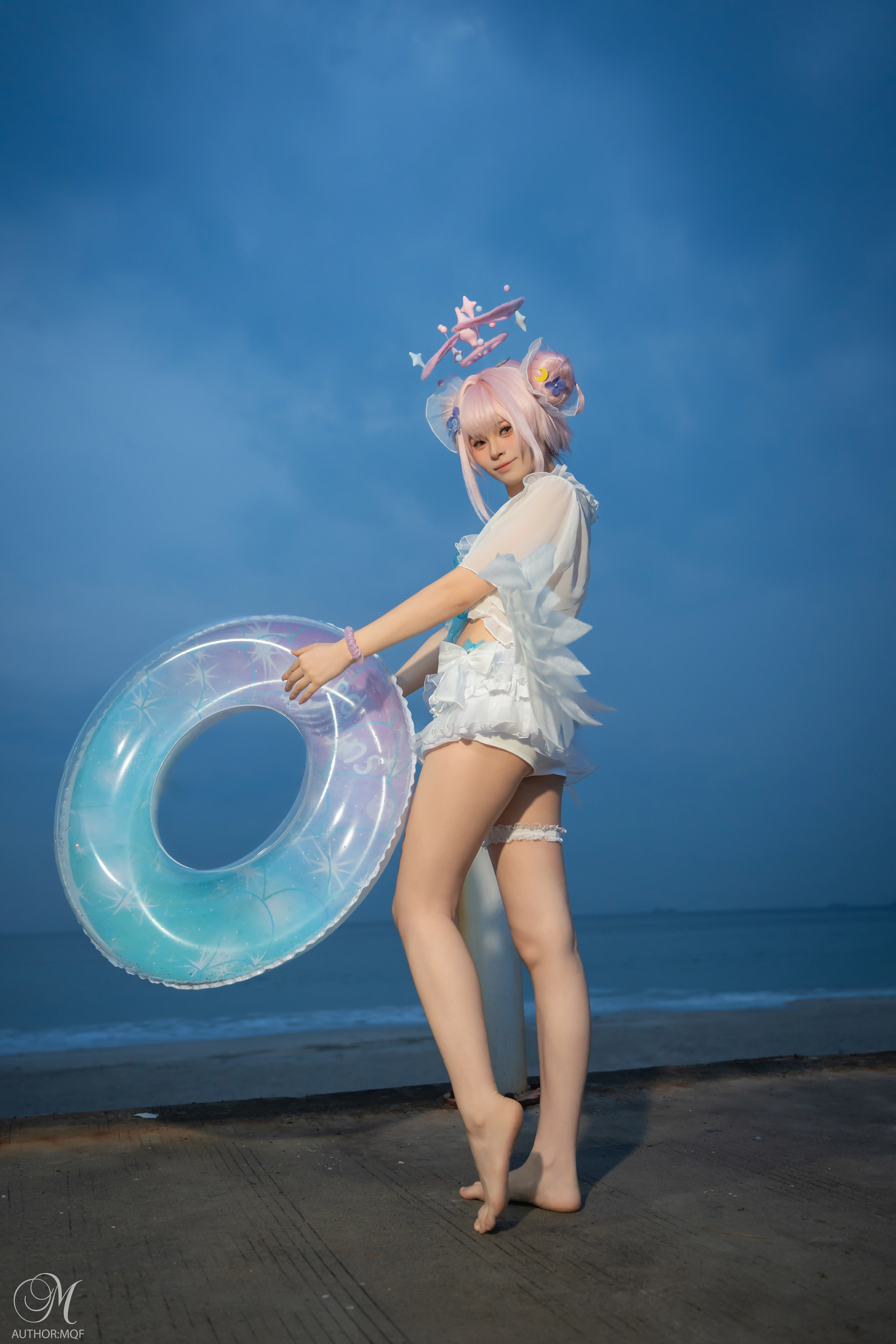 【聖園ミカ コスプレ】ブルーアーカイブ、黄昏の海辺の水着記録 - 1 枚目