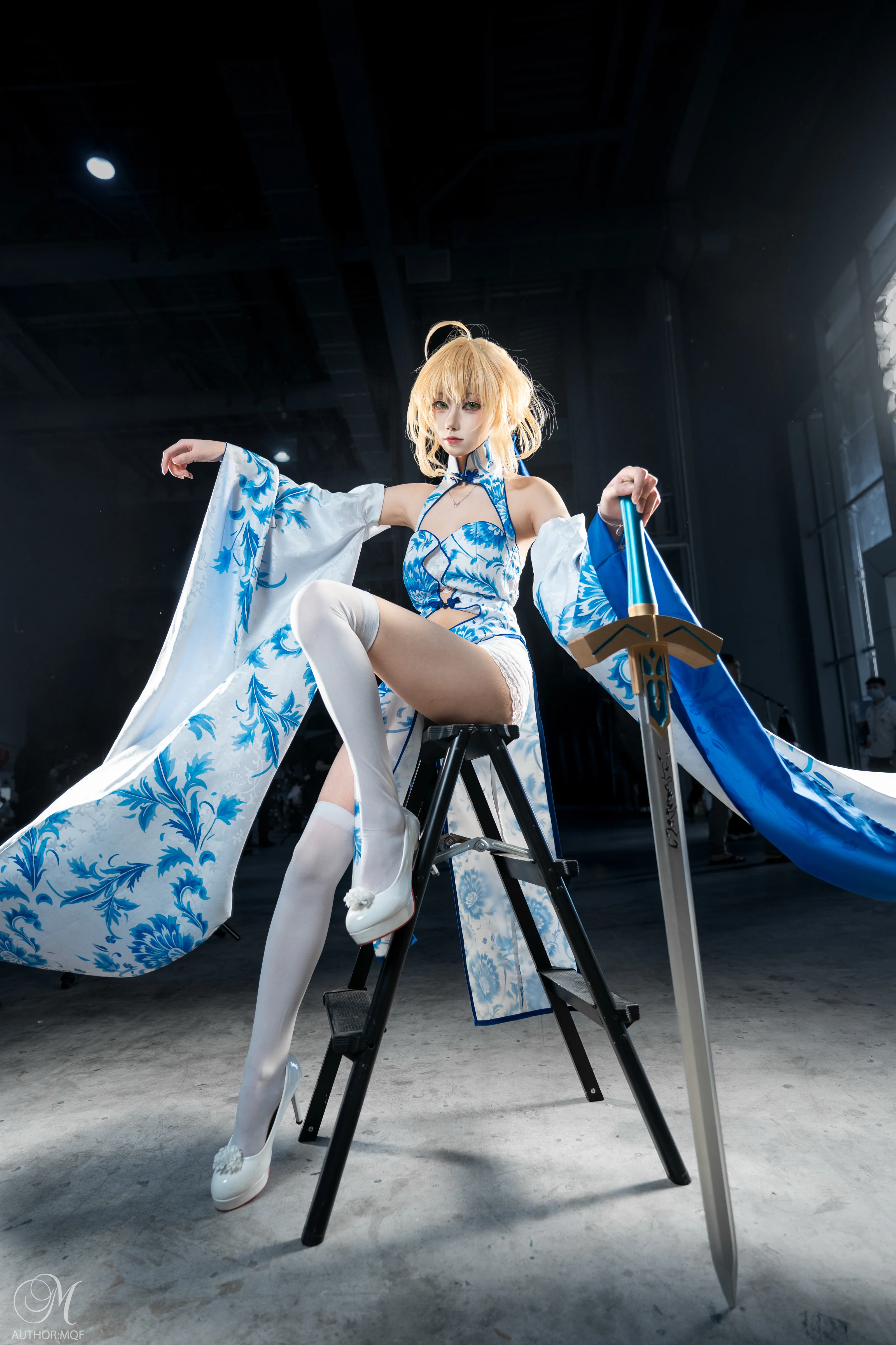 [Saber Cosplay] Sharing Anime Convention Photos of the Blue and White Porcelain Style Look - Image 1