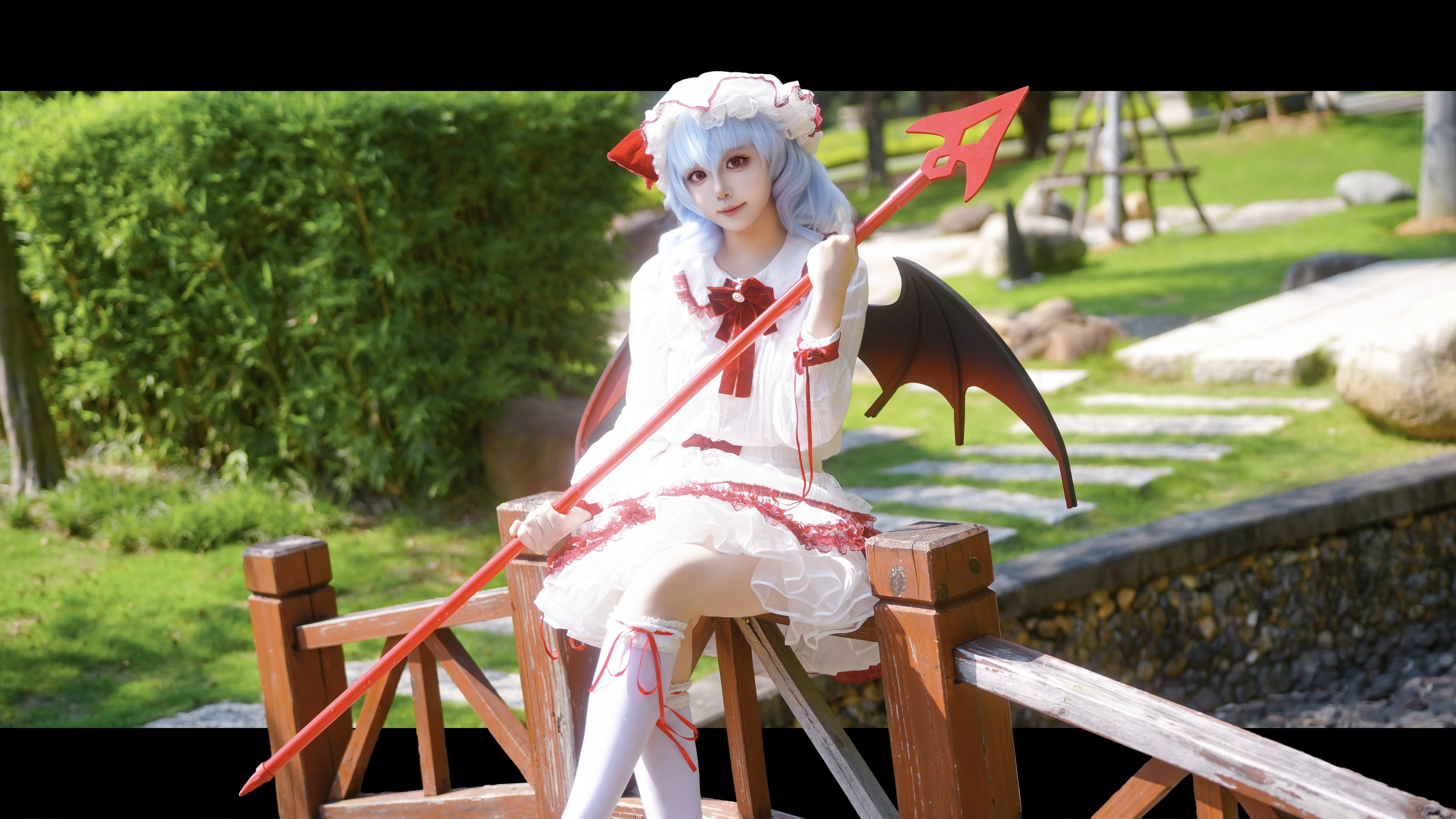 【レミリアコスプレ】太陽の下で日光浴を楽しむ紅魔館のお嬢様 - 1 枚目