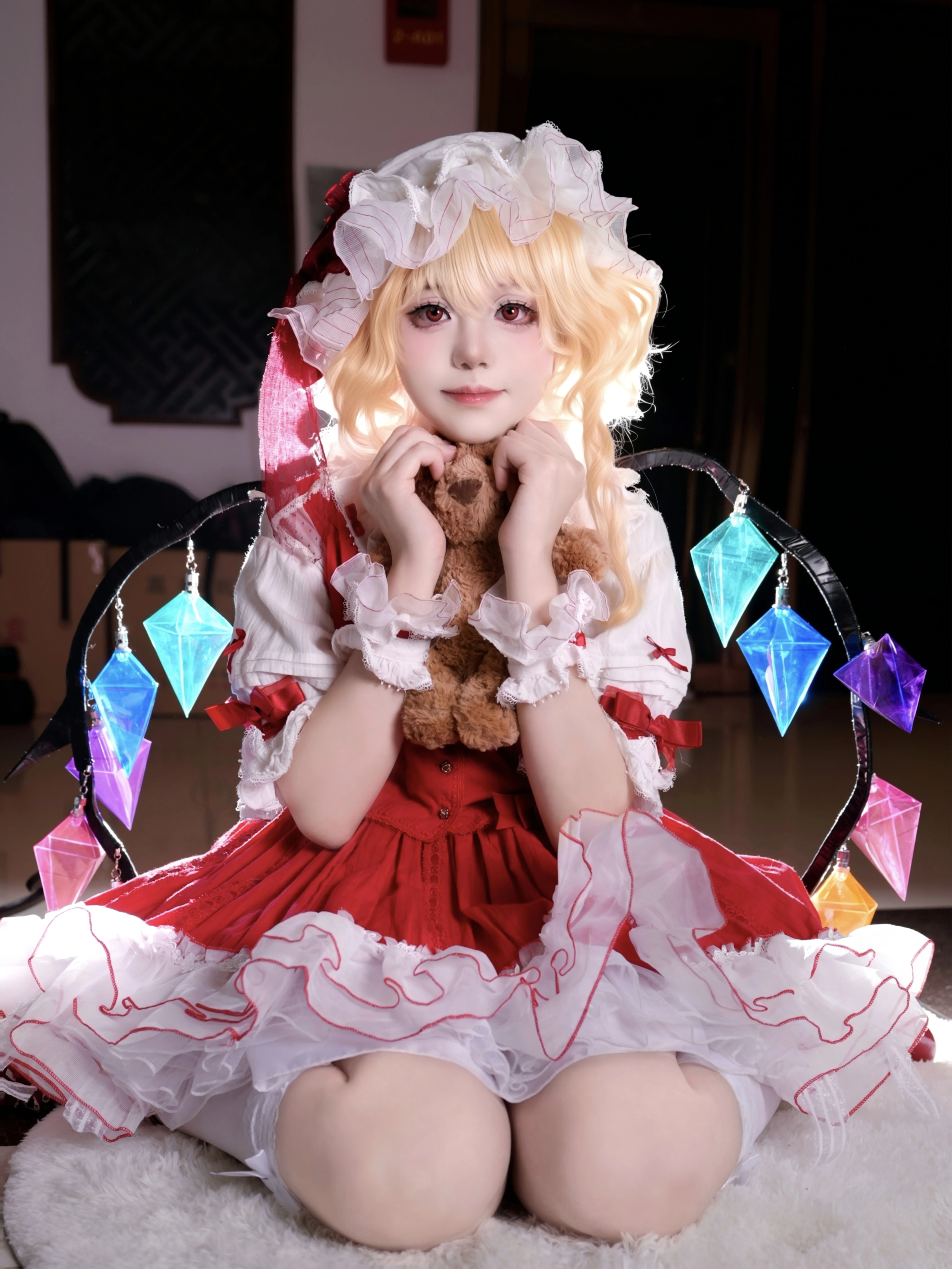 【フランドール・スカーレット コスプレ】東方Projectの吸血鬼少女、自信たっぷりに魅せる赤と白の王道スタイル - 1 枚目