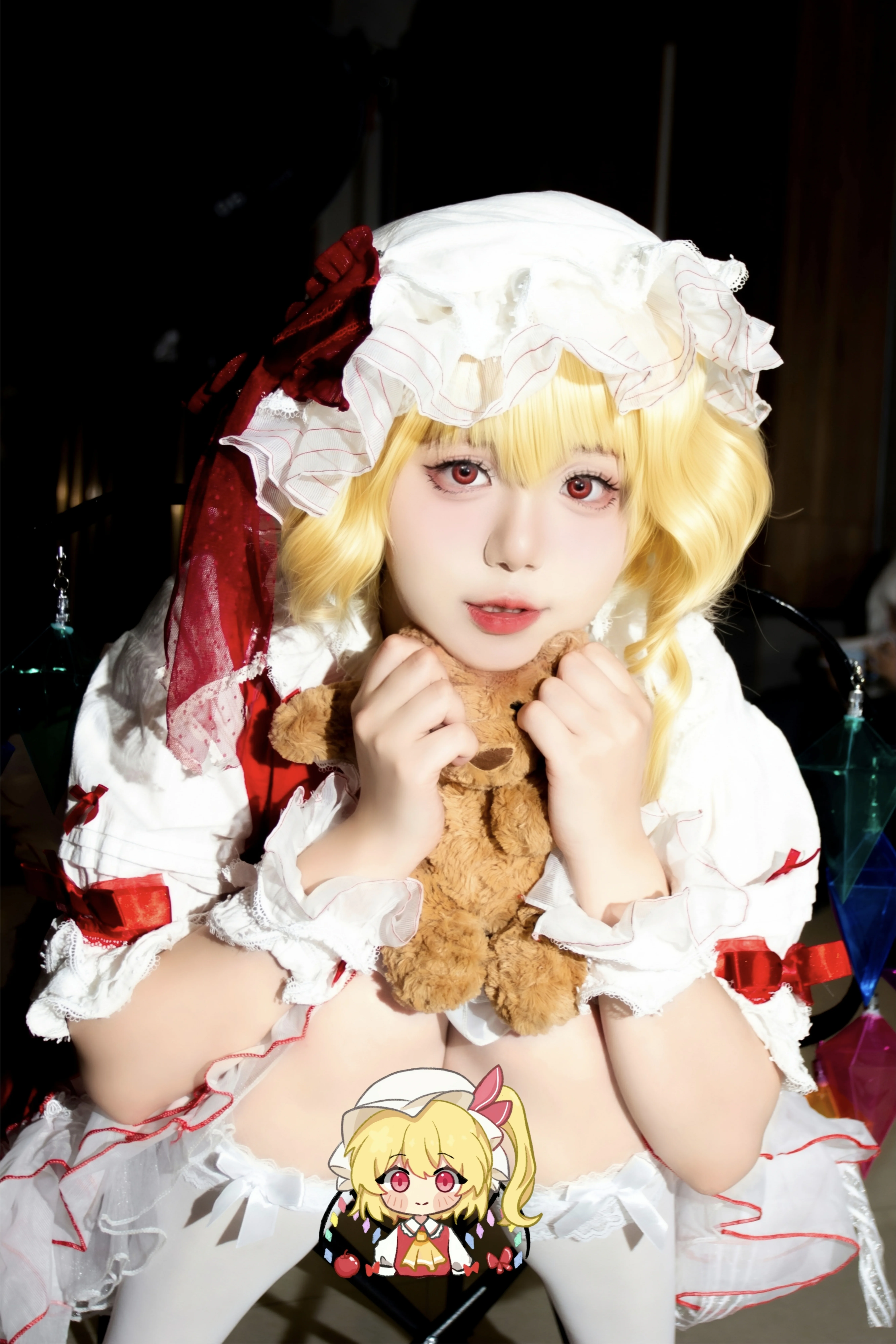 【フランドール・スカーレット コスプレ】東方Projectの吸血鬼少女、自信たっぷりに魅せる赤と白の王道スタイル - 2 枚目