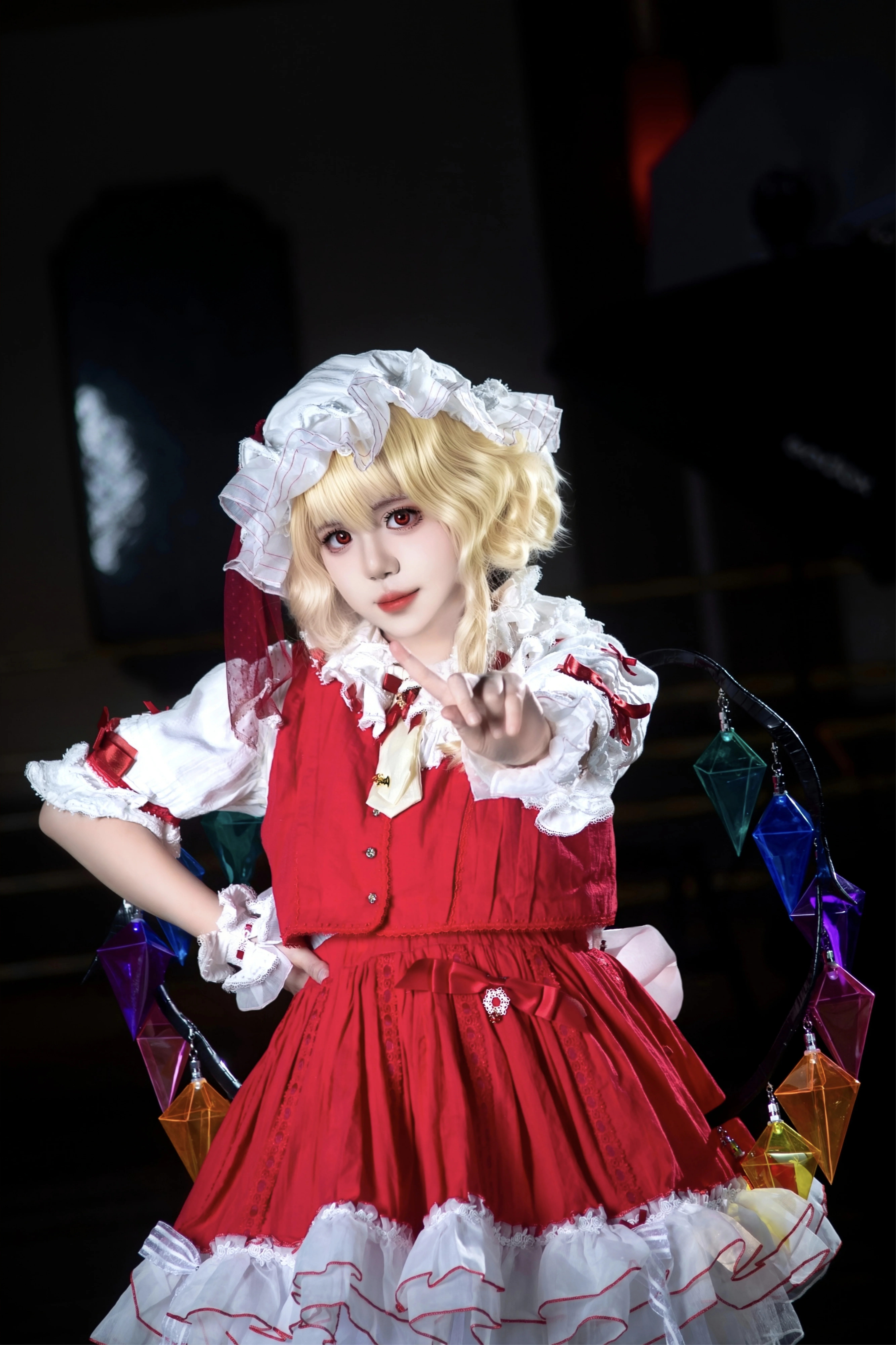 【フランドール・スカーレット コスプレ】東方Projectの吸血鬼少女、自信たっぷりに魅せる赤と白の王道スタイル