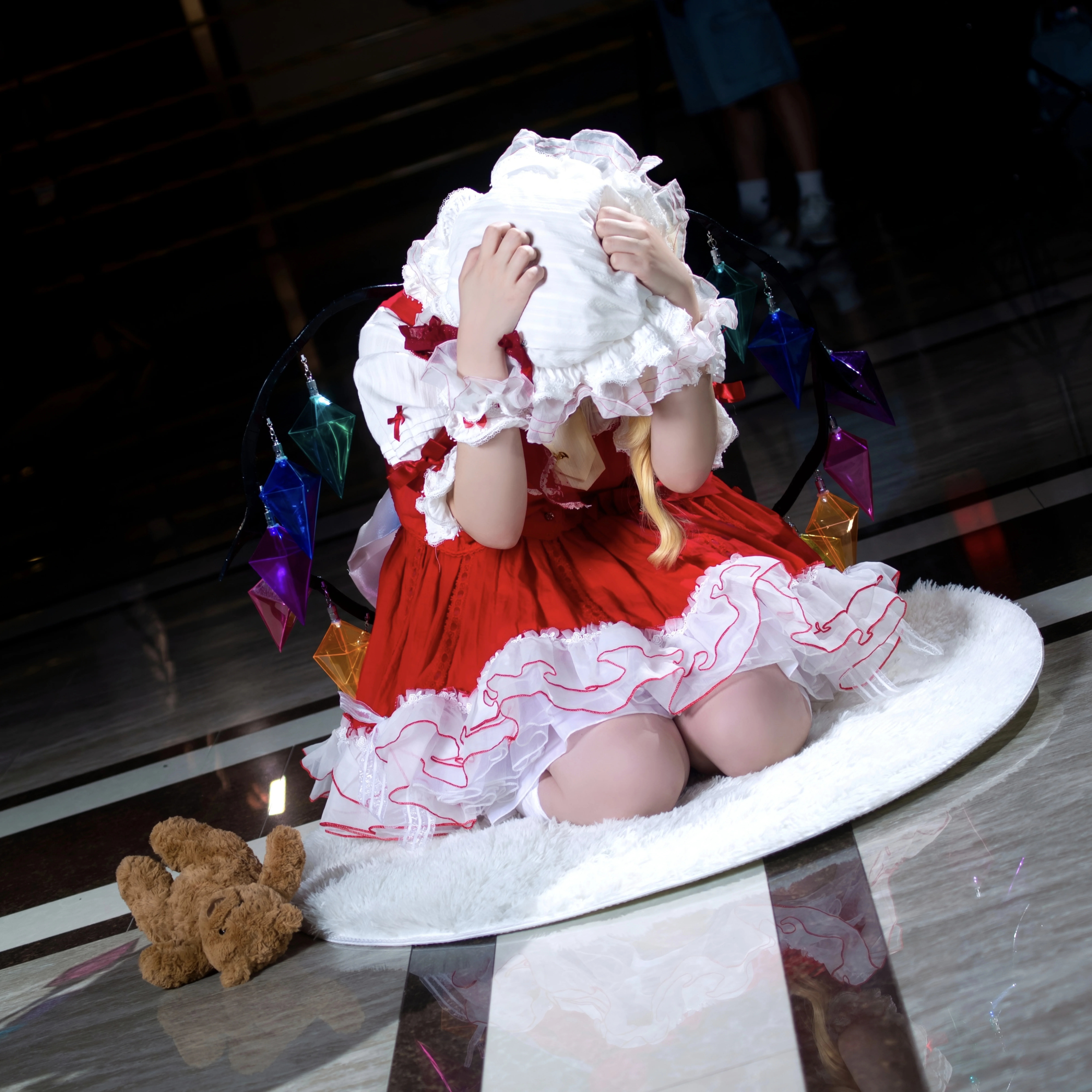 【フランドール・スカーレット コスプレ】東方Projectの吸血鬼少女、自信たっぷりに魅せる赤と白の王道スタイル - 4 枚目