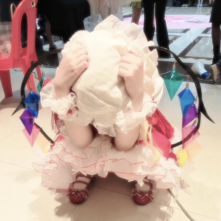 【フランドール・スカーレット コスプレ】東方Projectの吸血鬼少女、自信たっぷりに魅せる赤と白の王道スタイル - 5 枚目