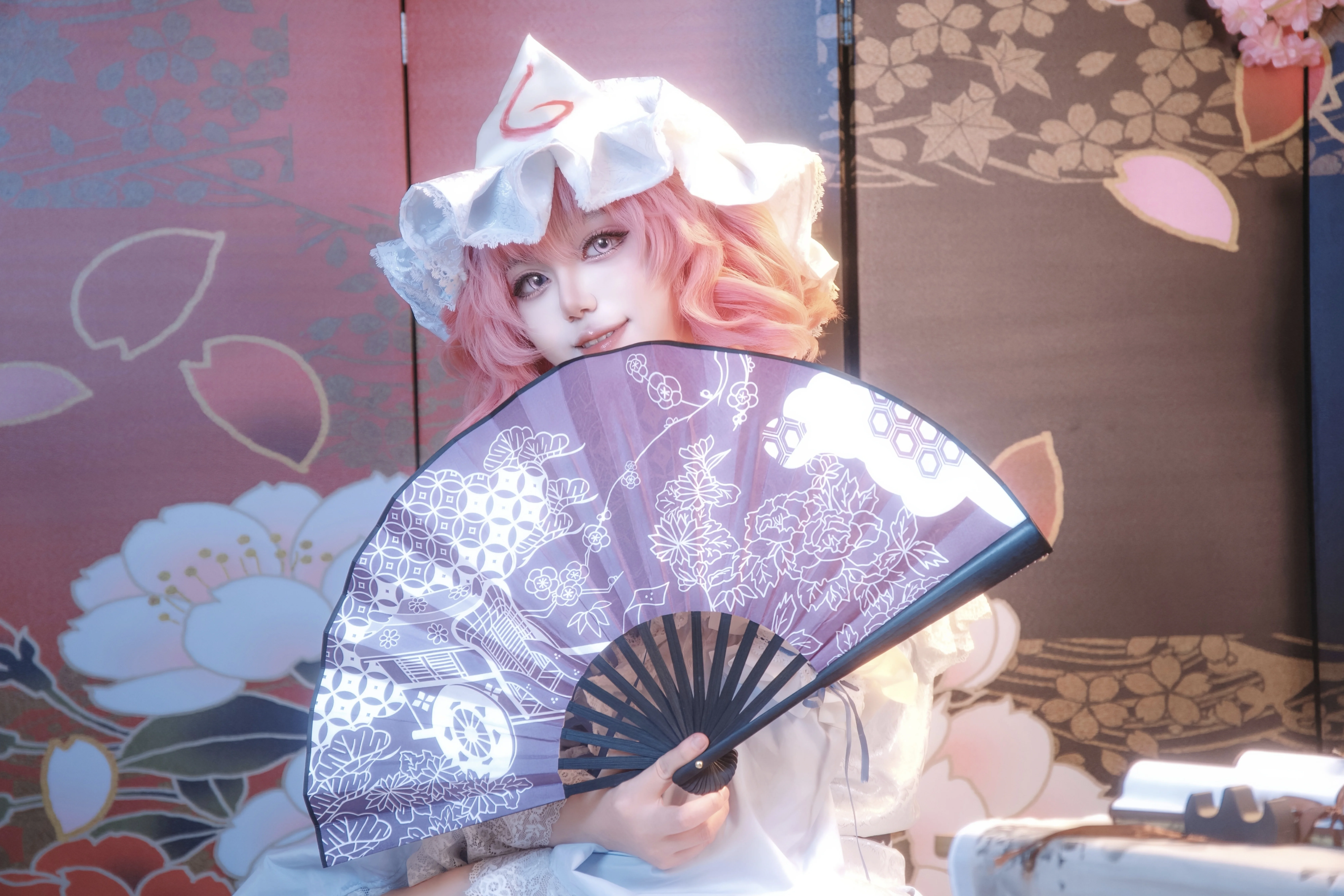 【西行寺幽々子コスプレ】和風屏風の前に佇む幽冥の楼閣のお嬢様 - 2 枚目