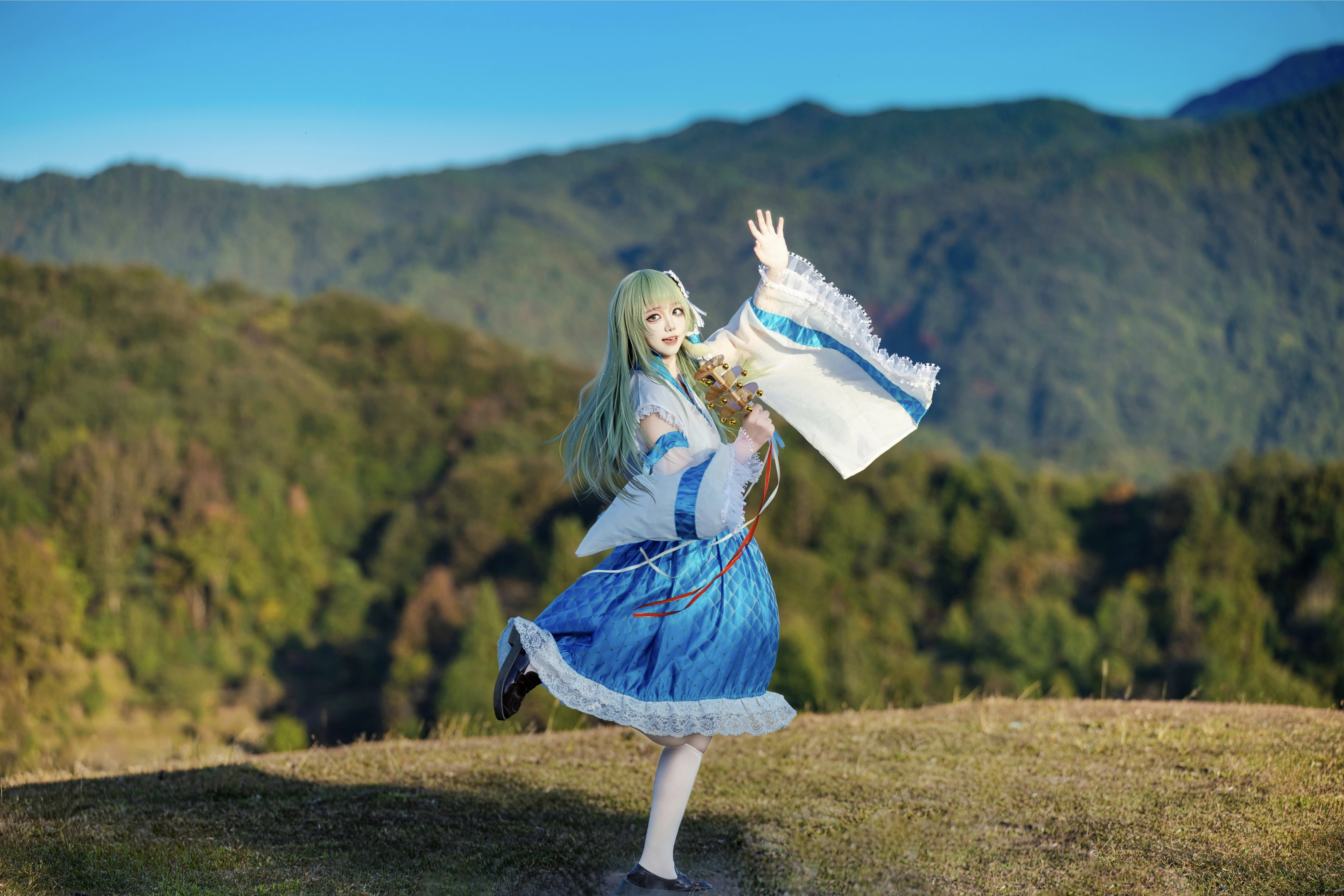 【東風谷早苗 コスプレ】東方風神録の巫女、山頂の舞と風 - 1 枚目