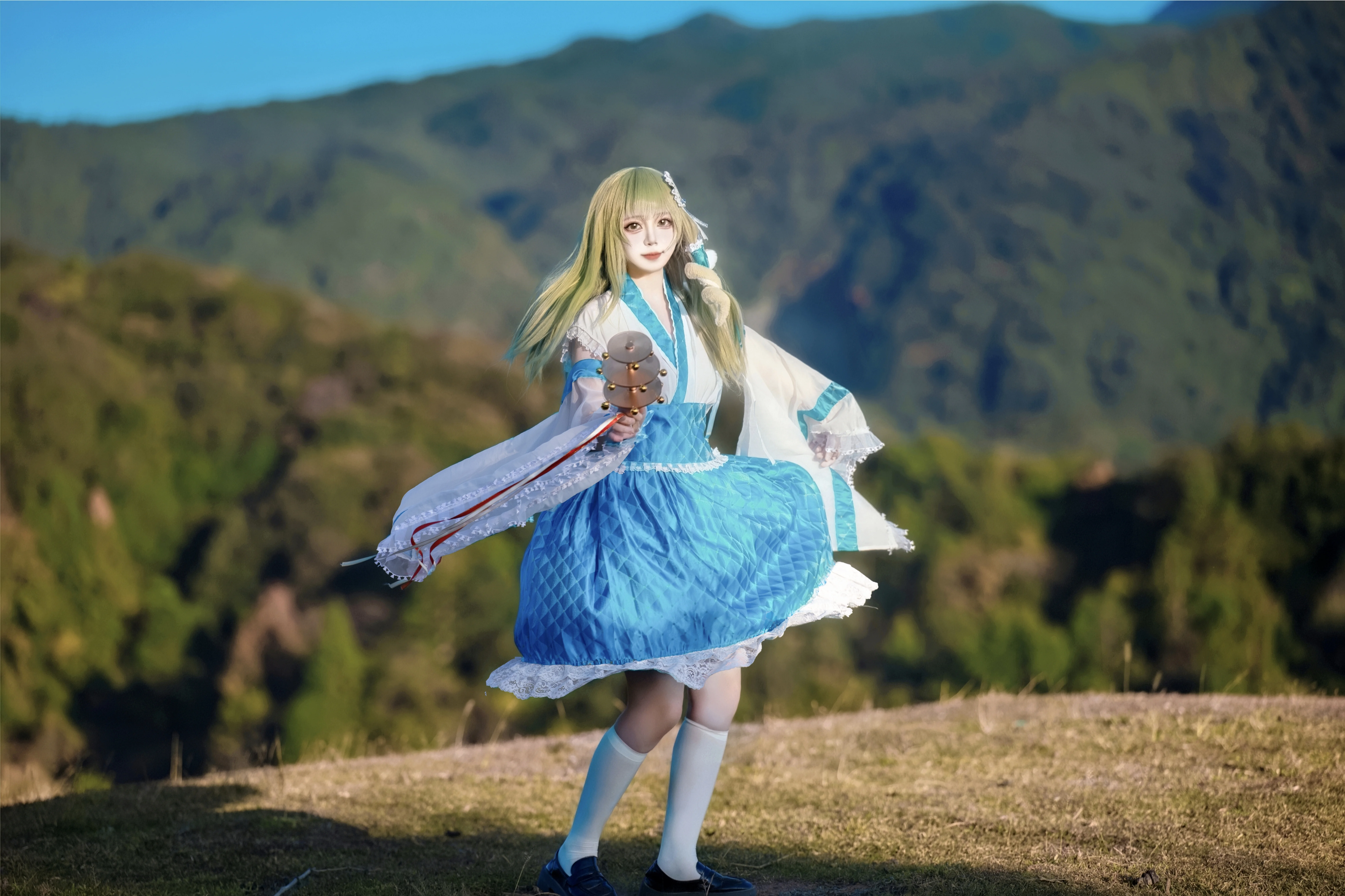 【東風谷早苗 コスプレ】東方風神録の巫女、山頂の舞と風 - 2 枚目