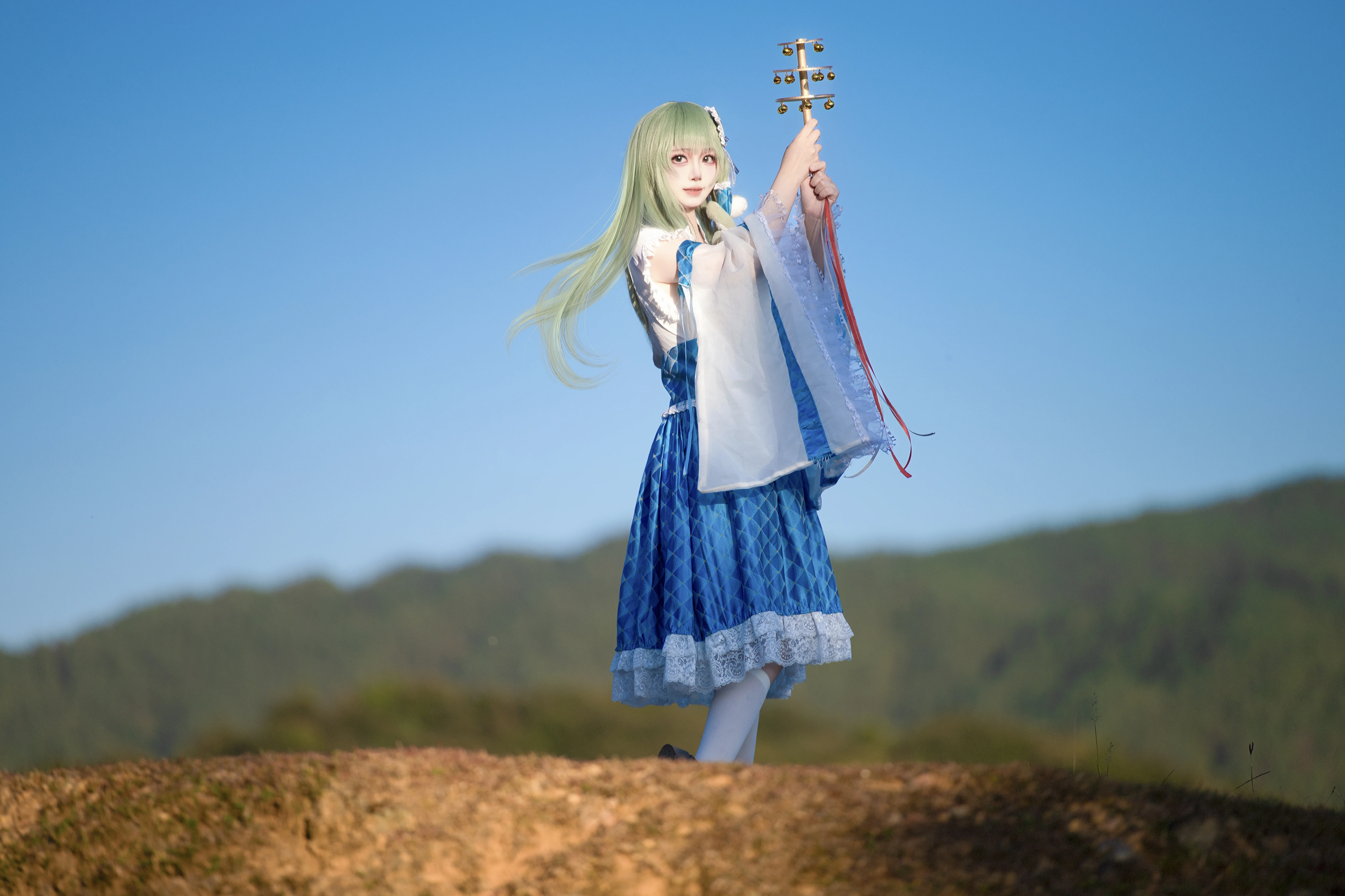 【東風谷早苗 コスプレ】東方風神録の巫女、山頂の舞と風 - 4 枚目
