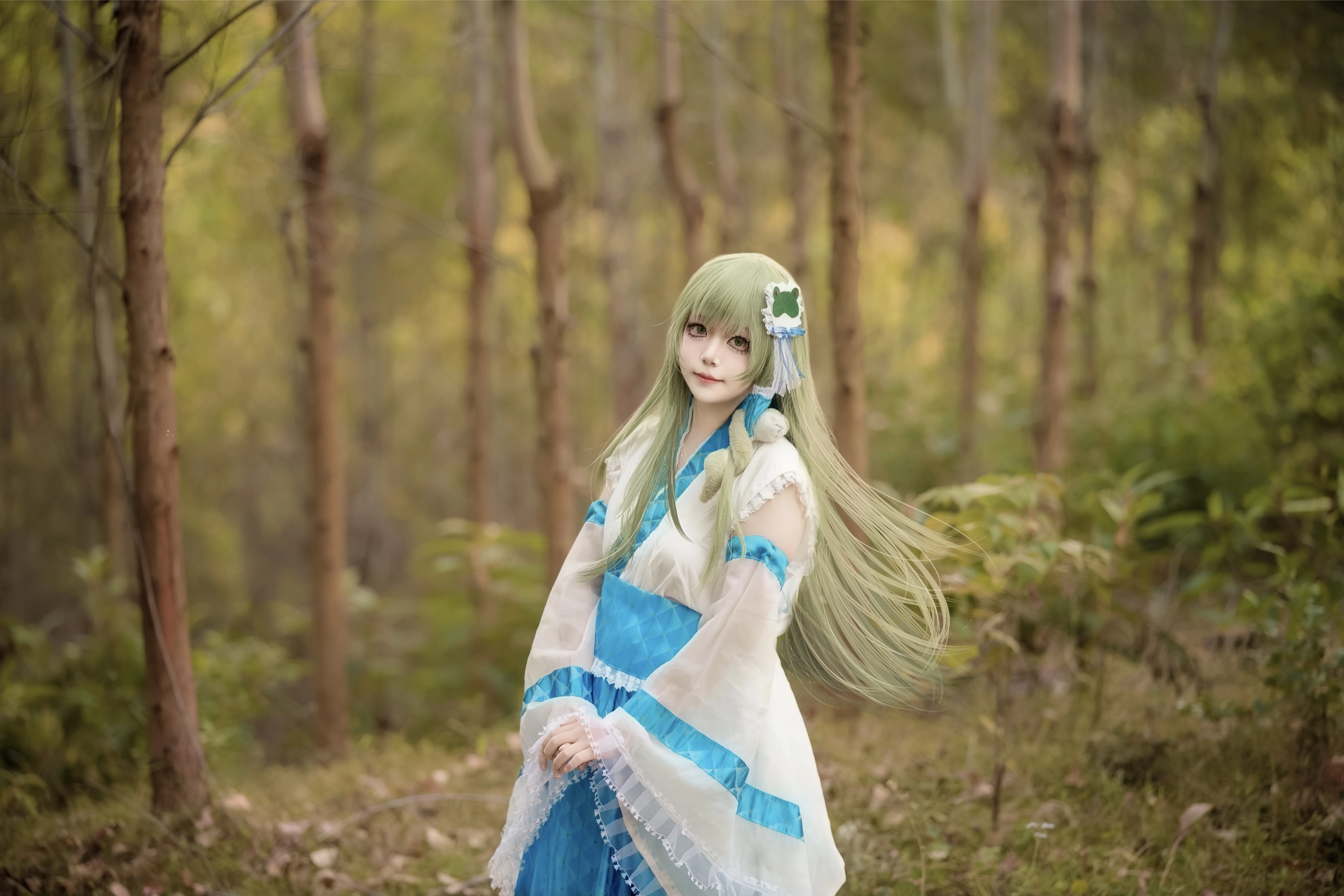【東風谷早苗 コスプレ】東方風神録、木漏れ日の残照に映える純真な信仰 - 13 枚目
