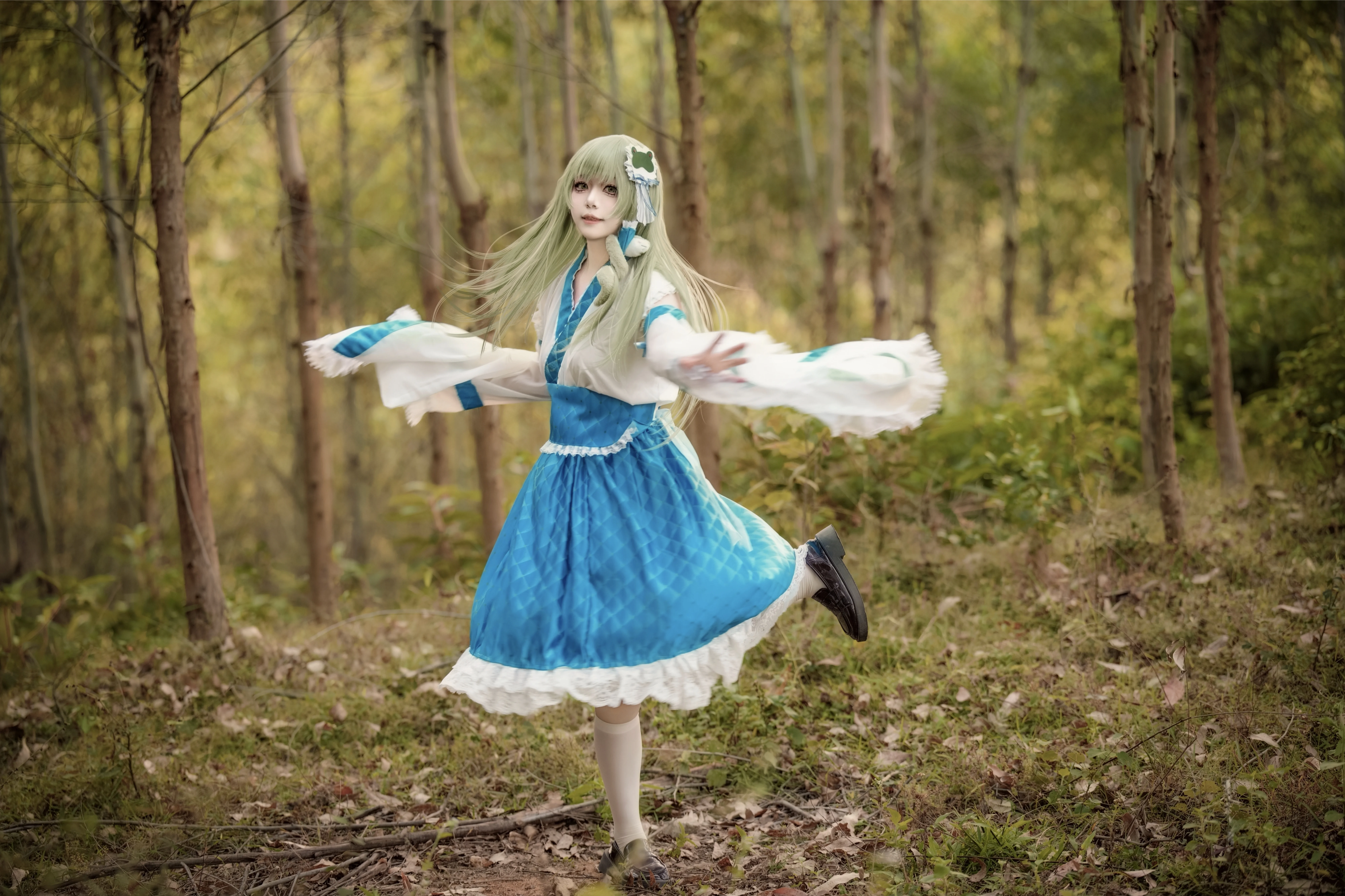 【東風谷早苗 コスプレ】東方風神録、木漏れ日の残照に映える純真な信仰 - 14 枚目