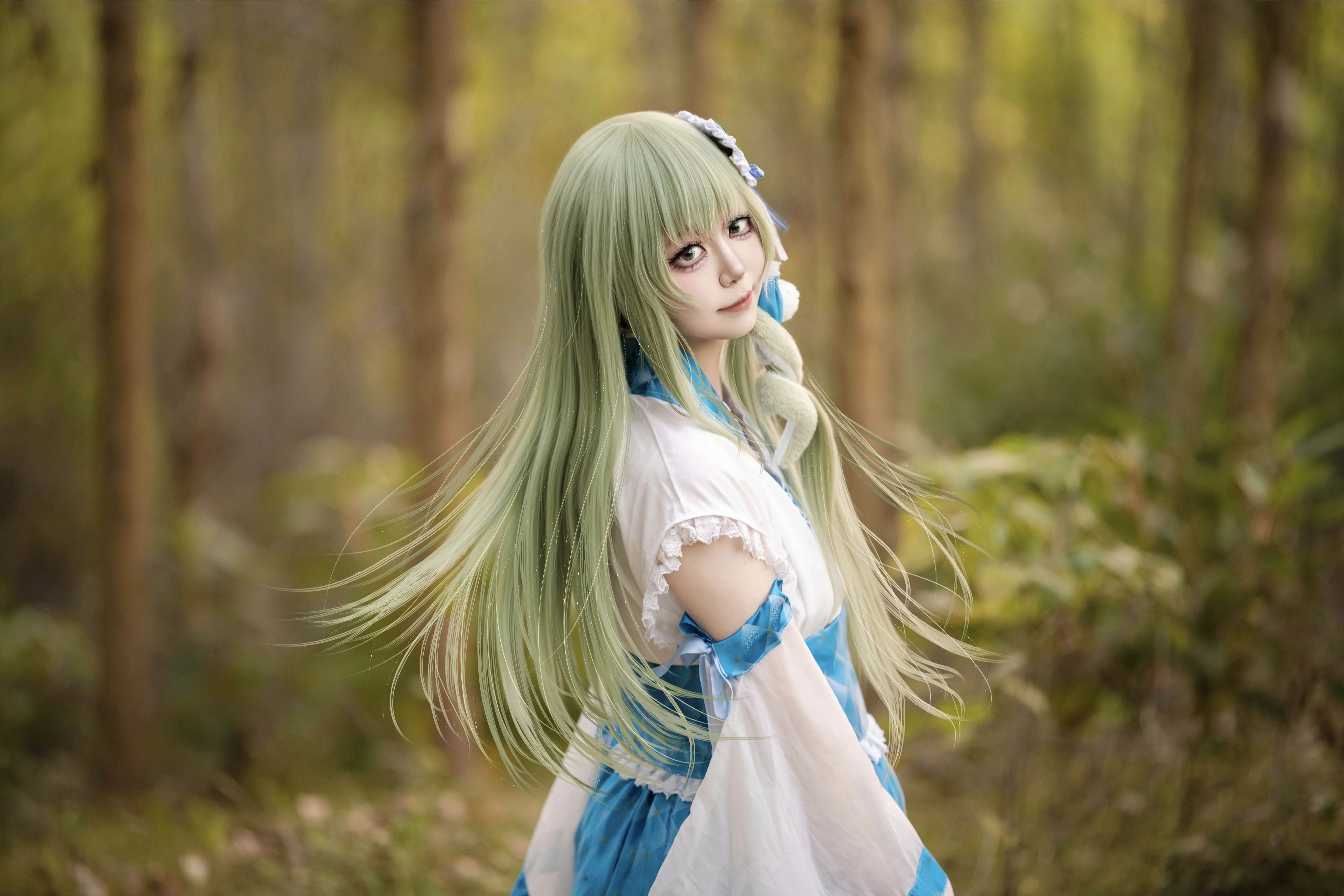 【東風谷早苗 コスプレ】東方風神録、木漏れ日の残照に映える純真な信仰 - 9 枚目