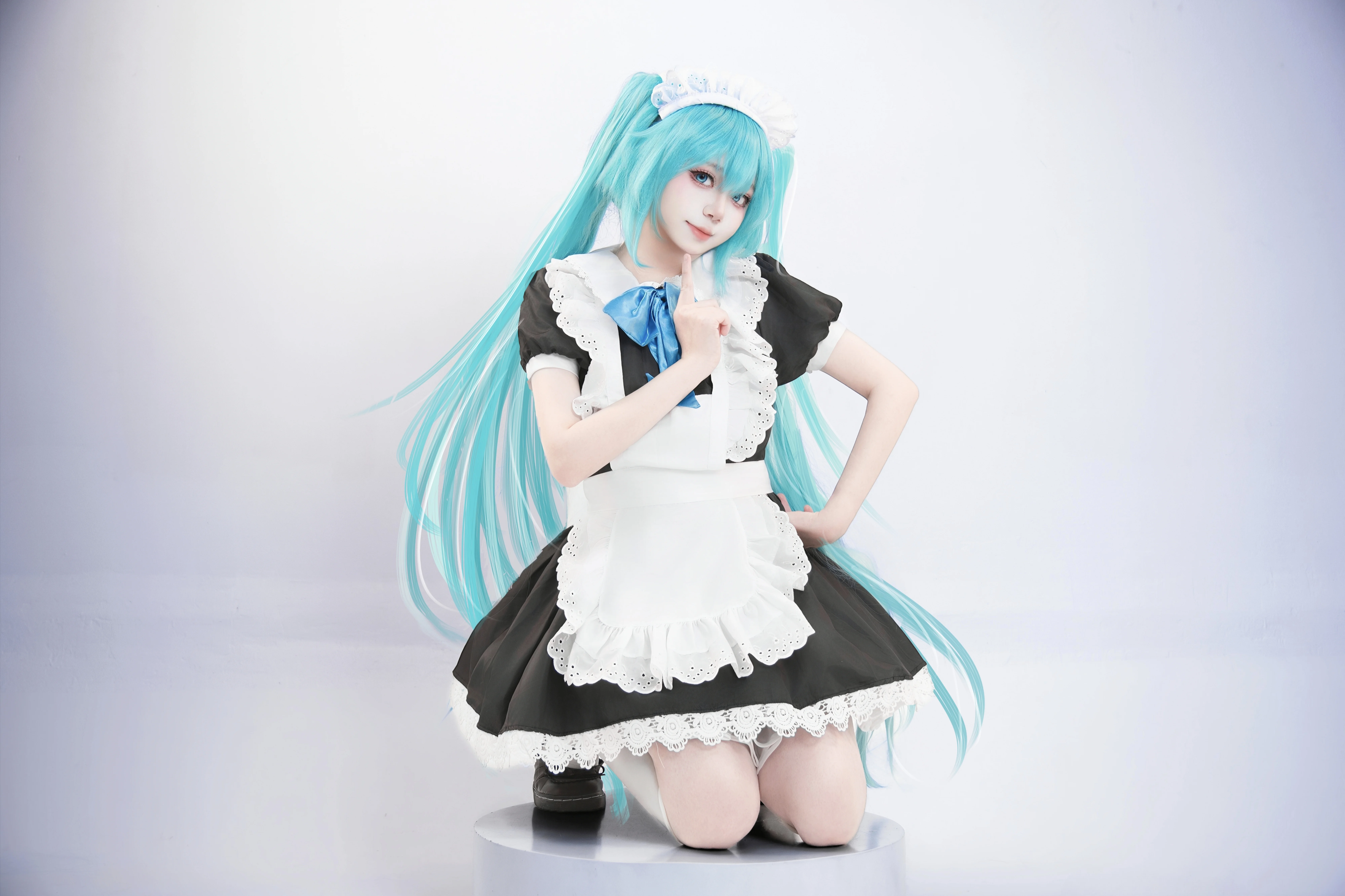 【初音未来cos】Vocaloid里的蓝发女仆，纯净白棚呈现