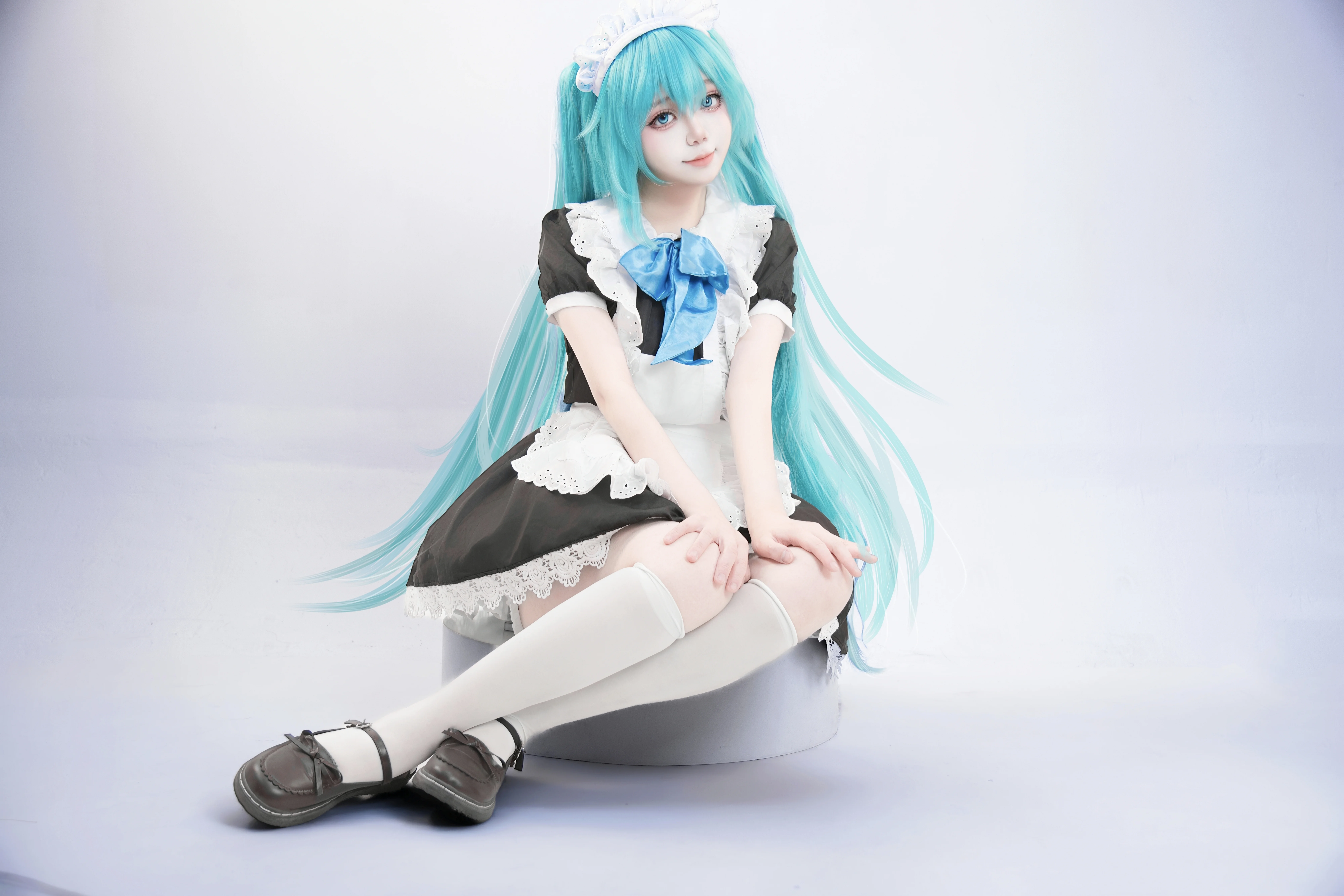 【初音未来cos】Vocaloid里的蓝发女仆，纯净白棚呈现 - 第 3 张