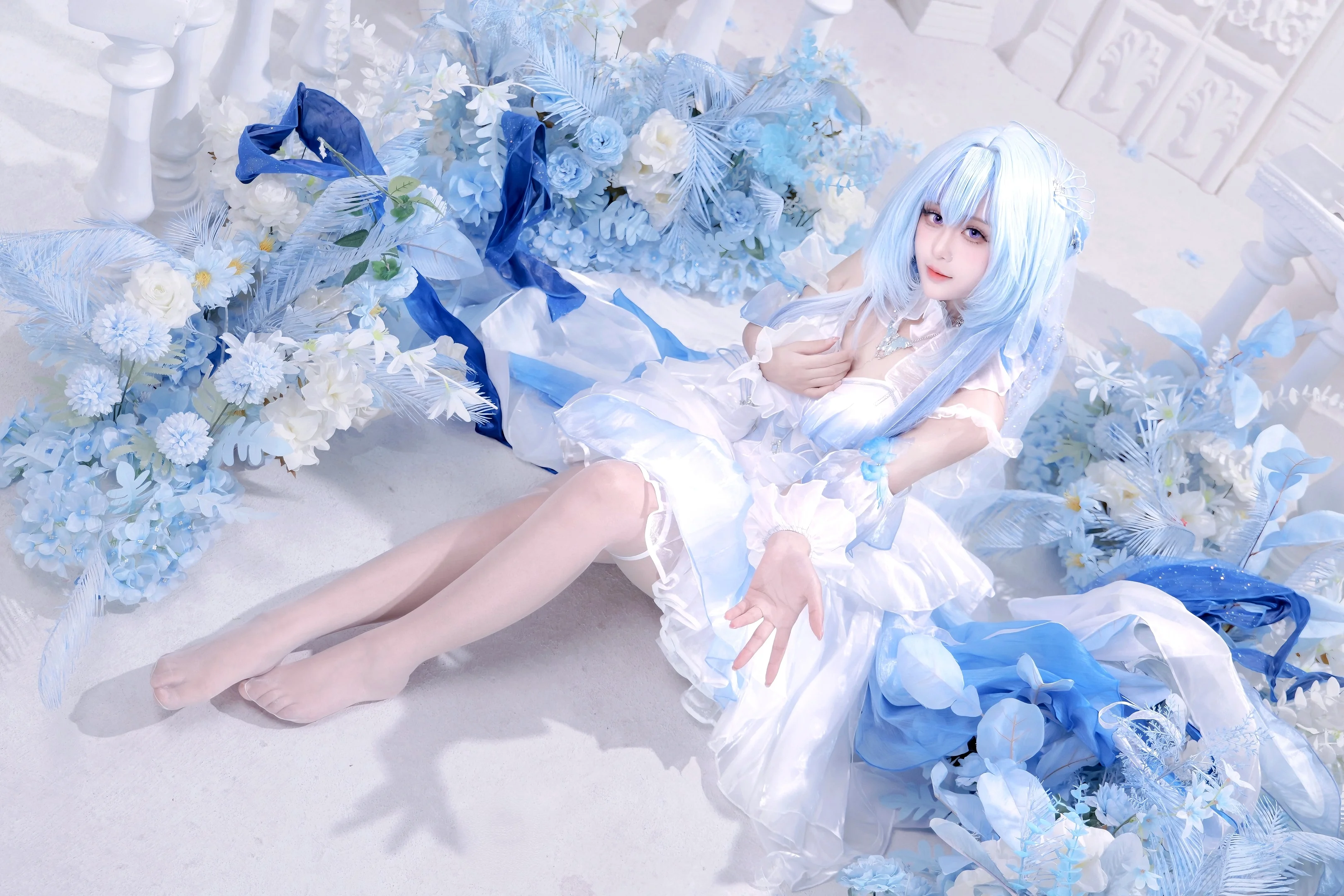 【守岸人cos】鸣潮花嫁同人，蓝白轻纱下的清冷气质 - 第 1 张