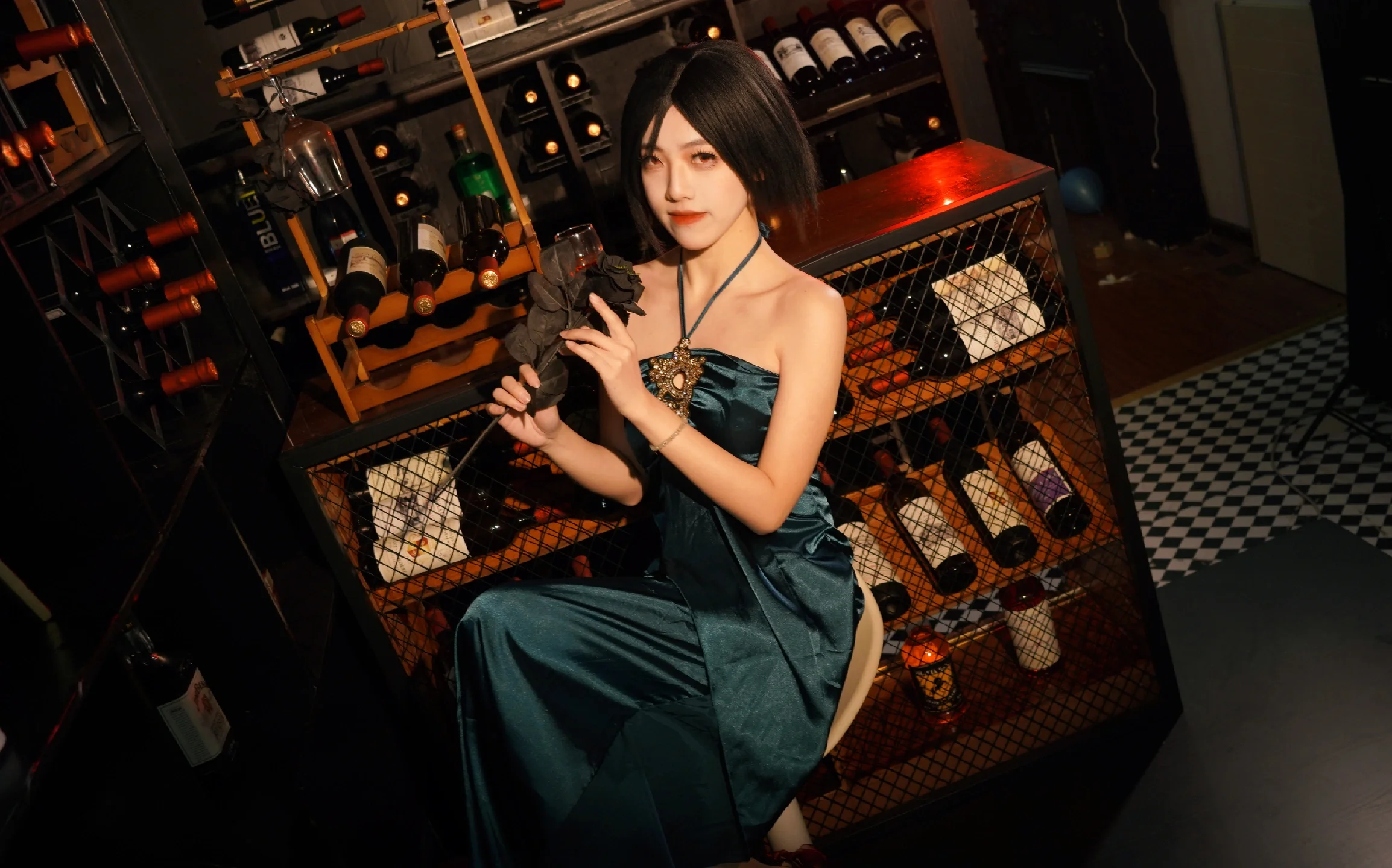 【无畏契约蝰蛇cos】酒吧昏暗灯光下的微醺夜影 - 第 1 张