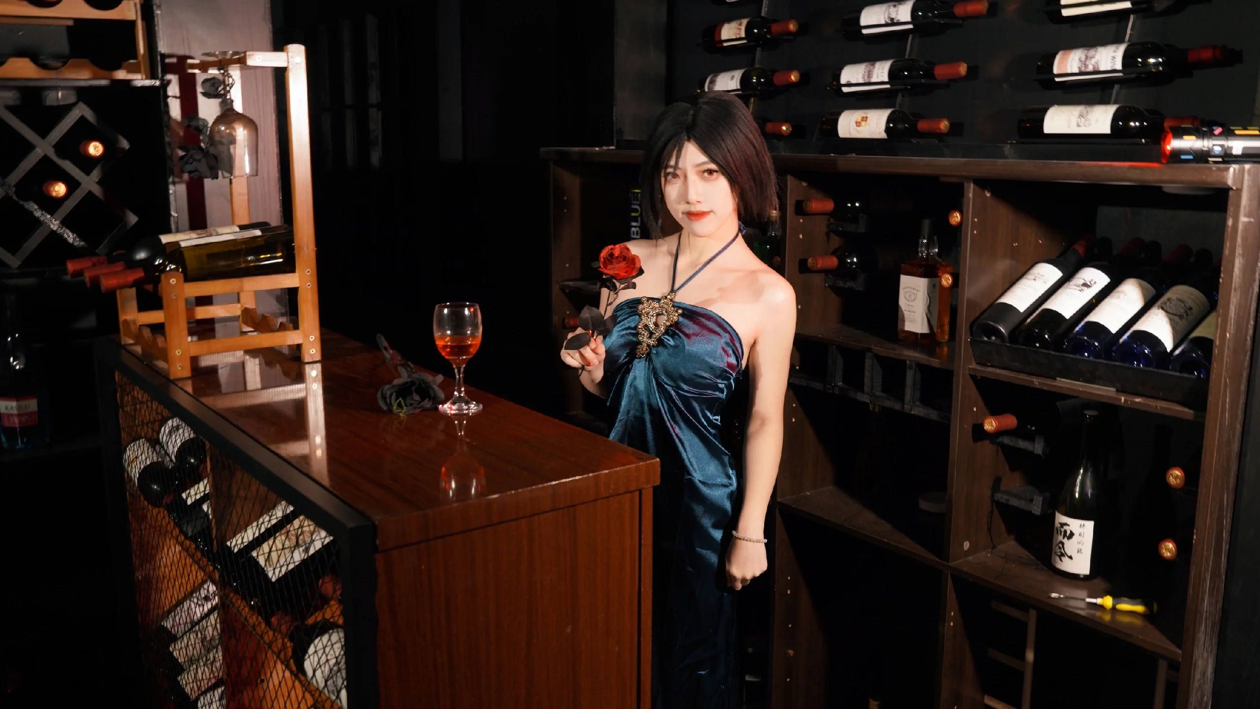 【无畏契约蝰蛇cos】酒吧昏暗灯光下的微醺夜影 - 第 2 张