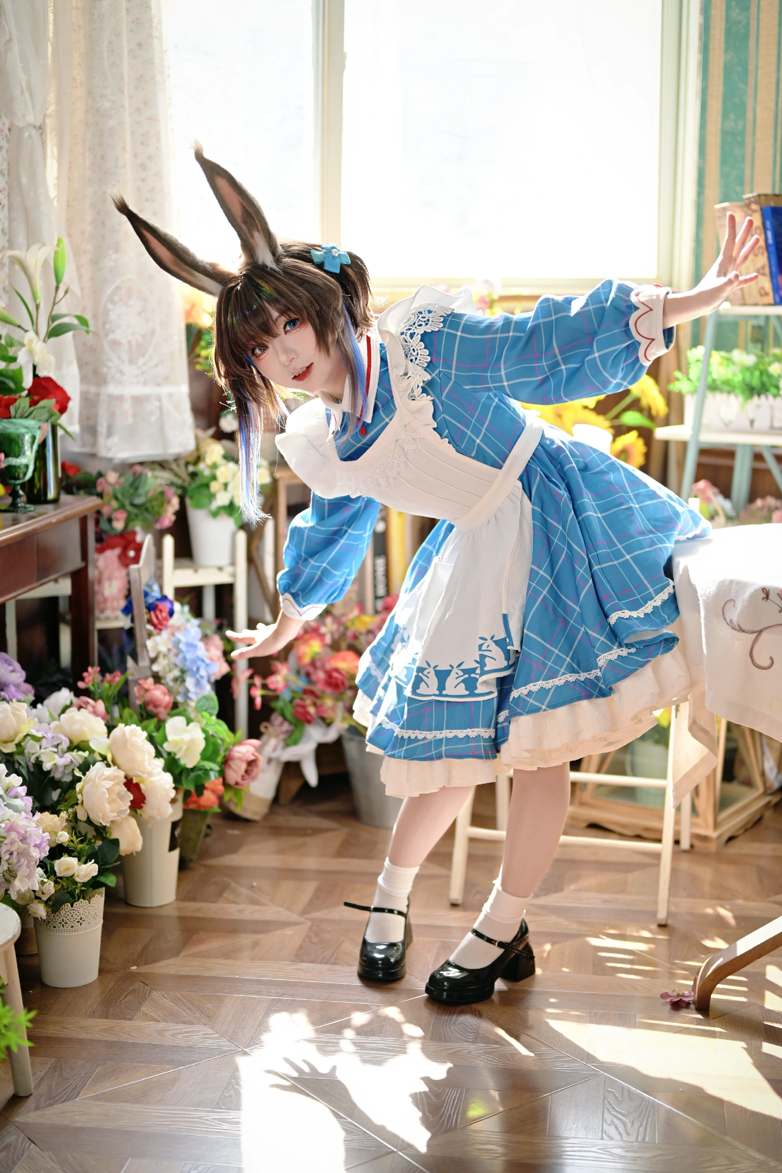 【アーミヤ コスプレ】アークナイツ×ホワイトラビット コラボ、光と影とレトロな雰囲気の中に佇む甘い瞬間