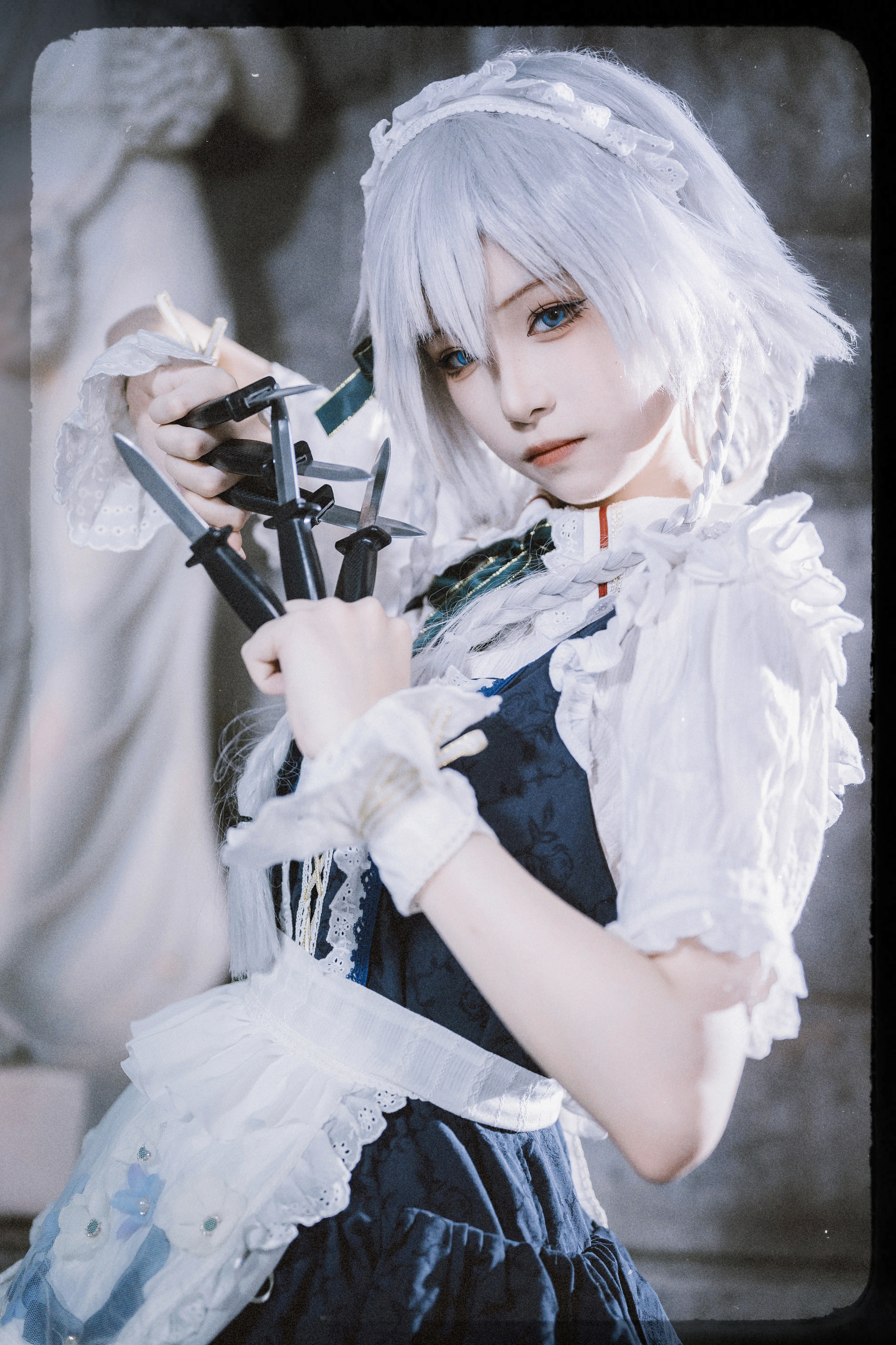 【十六夜咲夜cos】在古典园林的静谧中，还原红魔馆的优雅瞬间