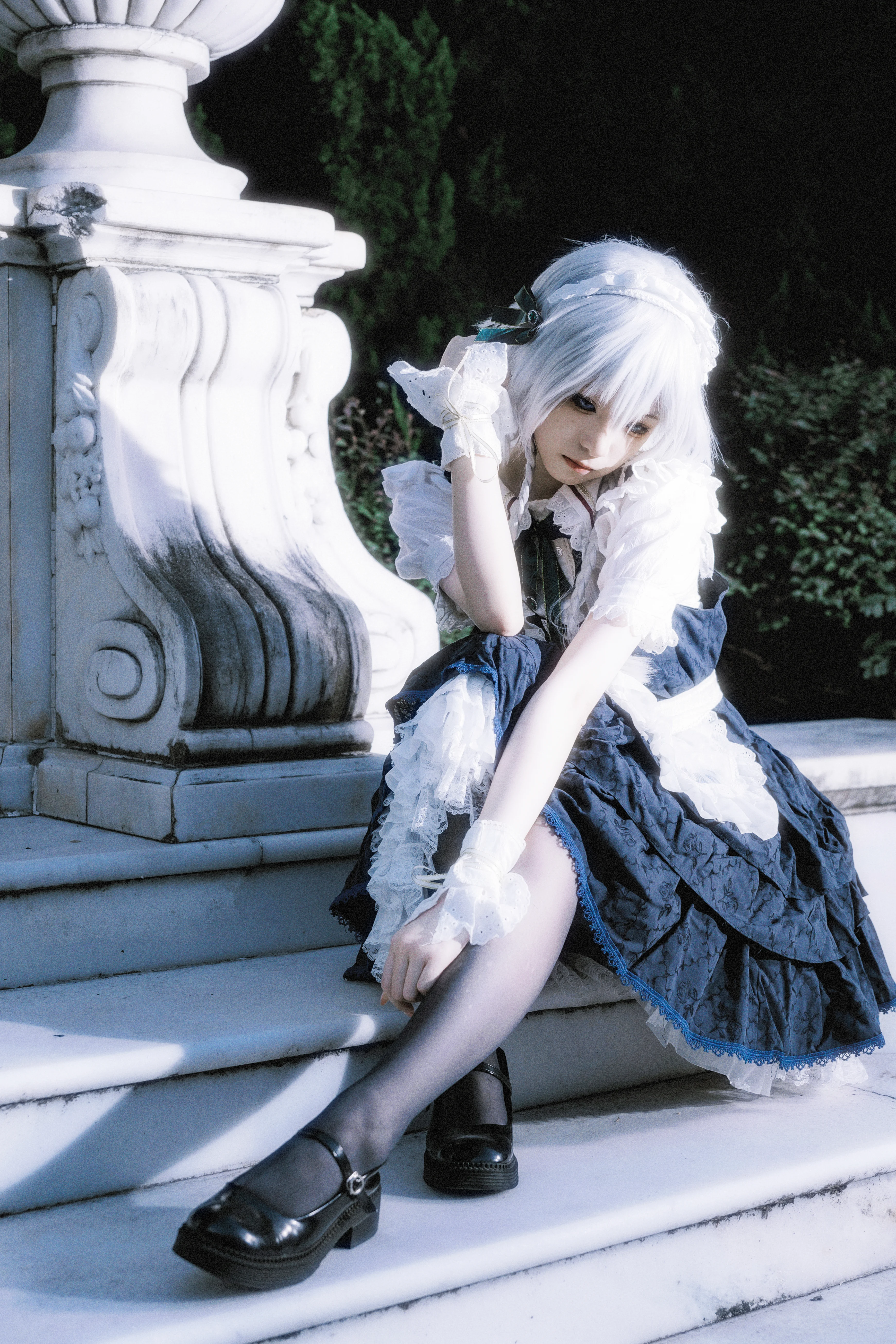 【十六夜咲夜cos】在古典园林的静谧中，还原红魔馆的优雅瞬间 - 第 2 张