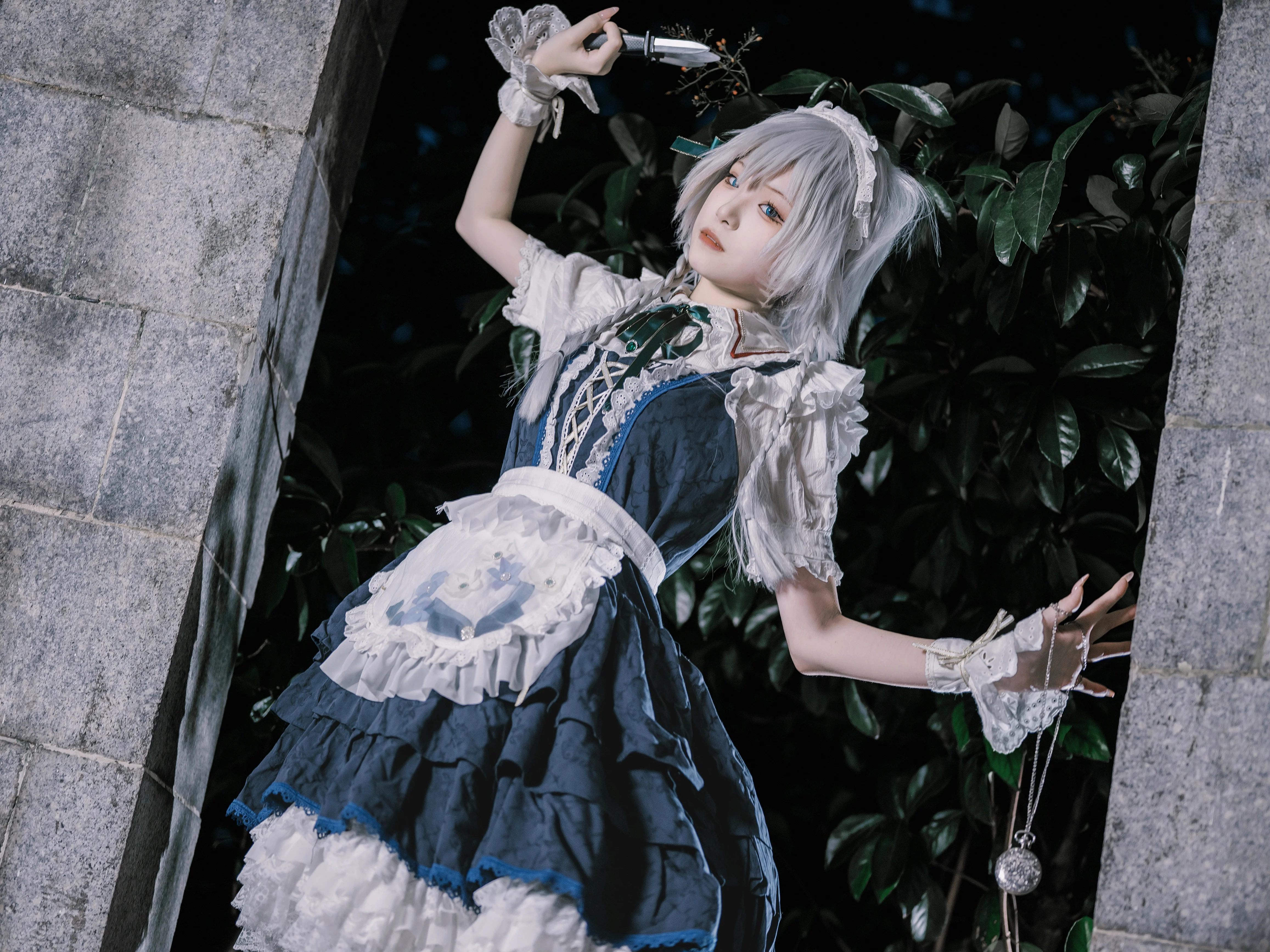 【十六夜咲夜cos】在古典园林的静谧中，还原红魔馆的优雅瞬间 - 第 3 张
