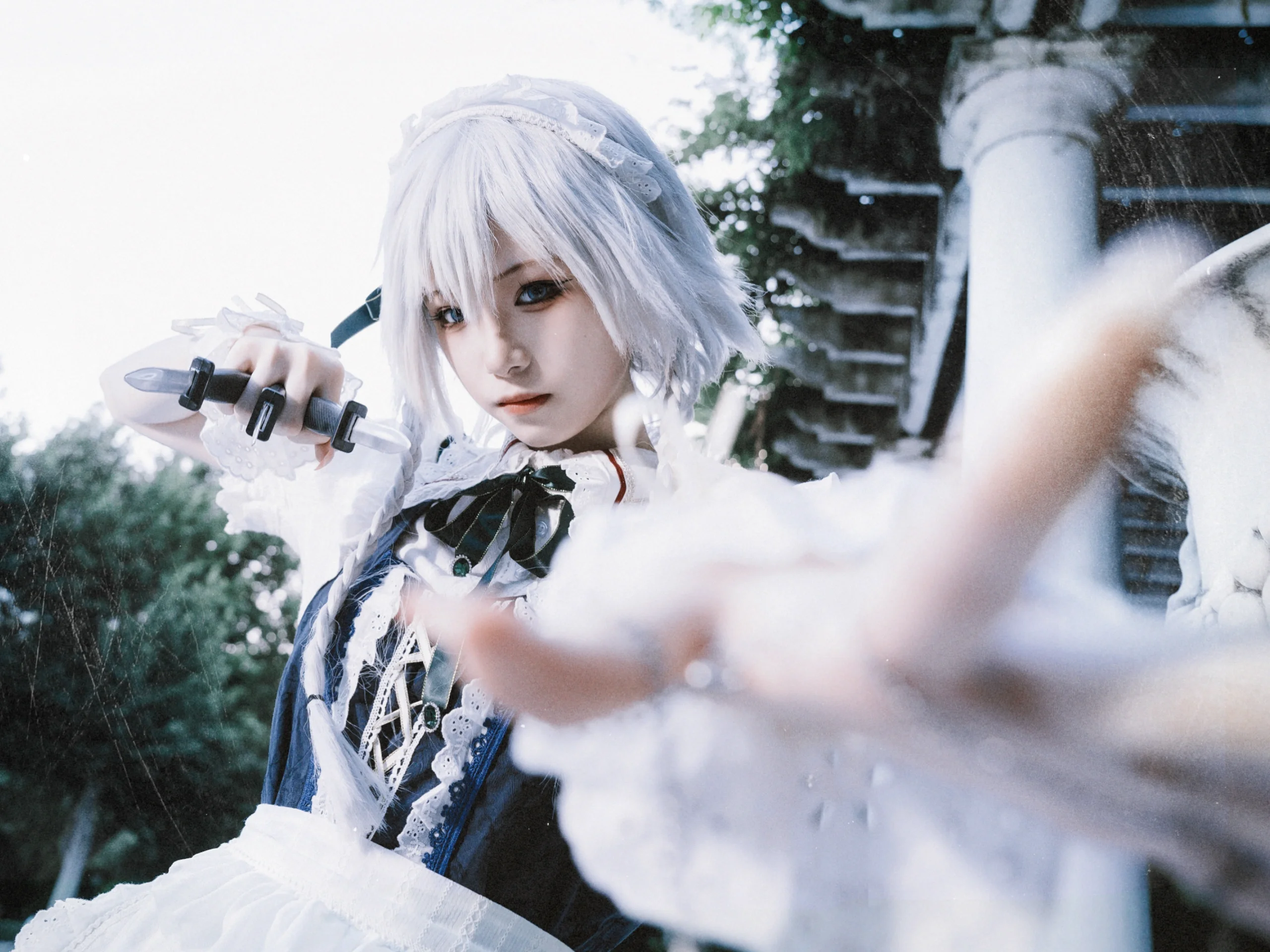 【十六夜咲夜cos】在古典园林的静谧中，还原红魔馆的优雅瞬间 - 第 4 张