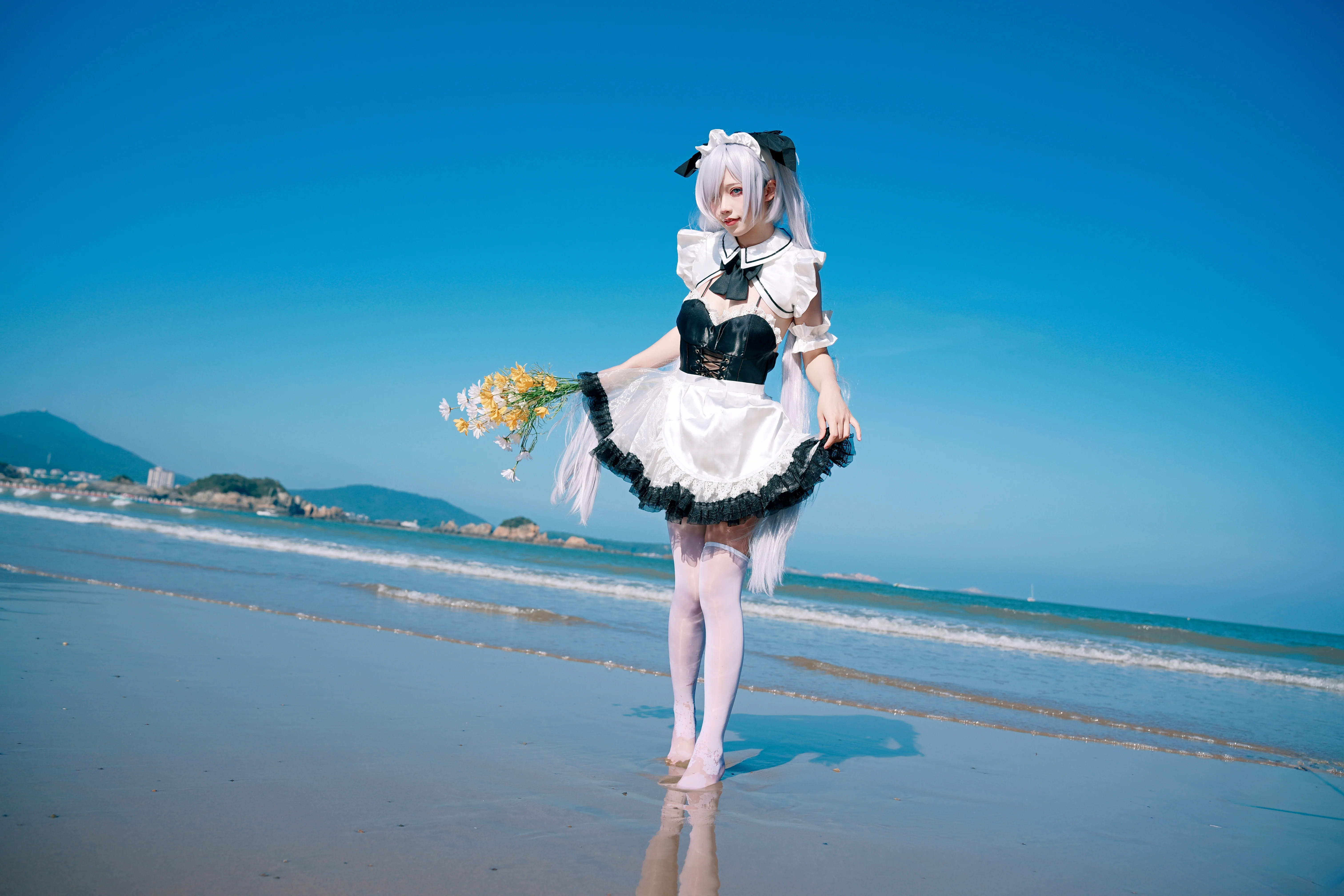 黑白女仆装的海边漫步，晴空碧浪下的二次元写真 - 第 7 张