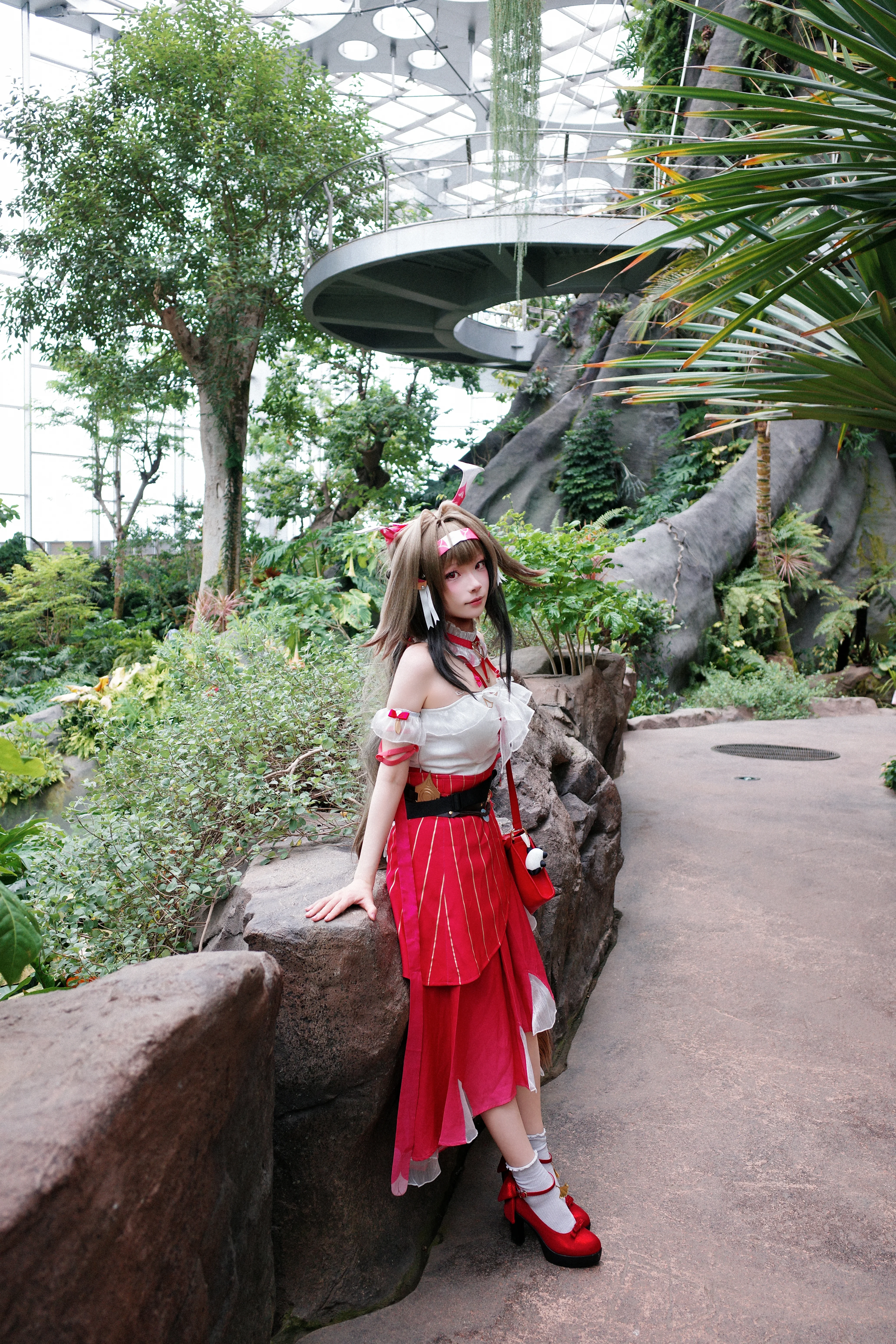 [Ye Shunguang Cosplay] Dynamic Figure of Zenless Zone Zero: Photoshoot Record in the Greenhouse Botanical Garden