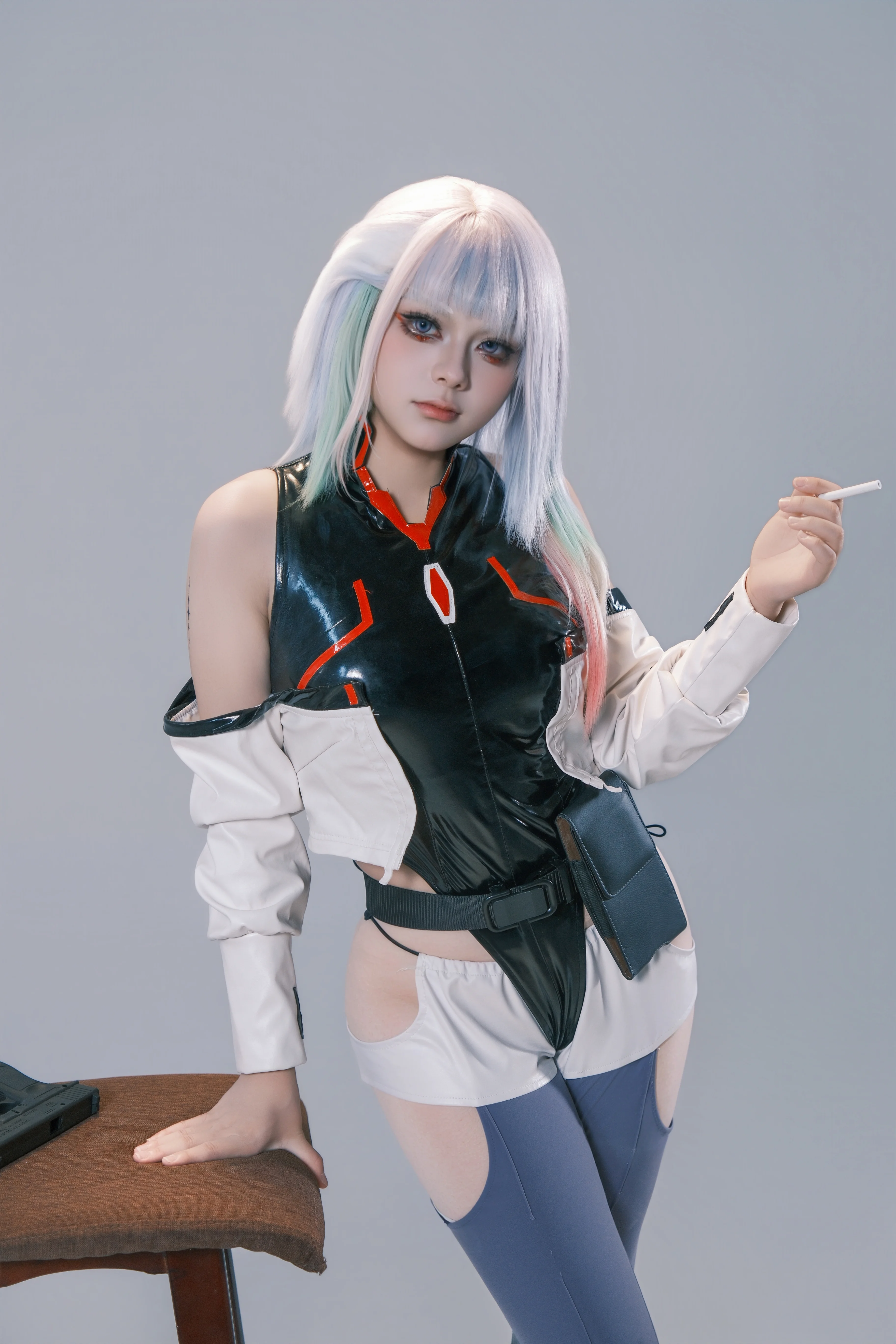 【露西cos】赛博朋克边缘行者x鸣潮联动，夜之城的那抹灰蓝光影 - 第 2 张