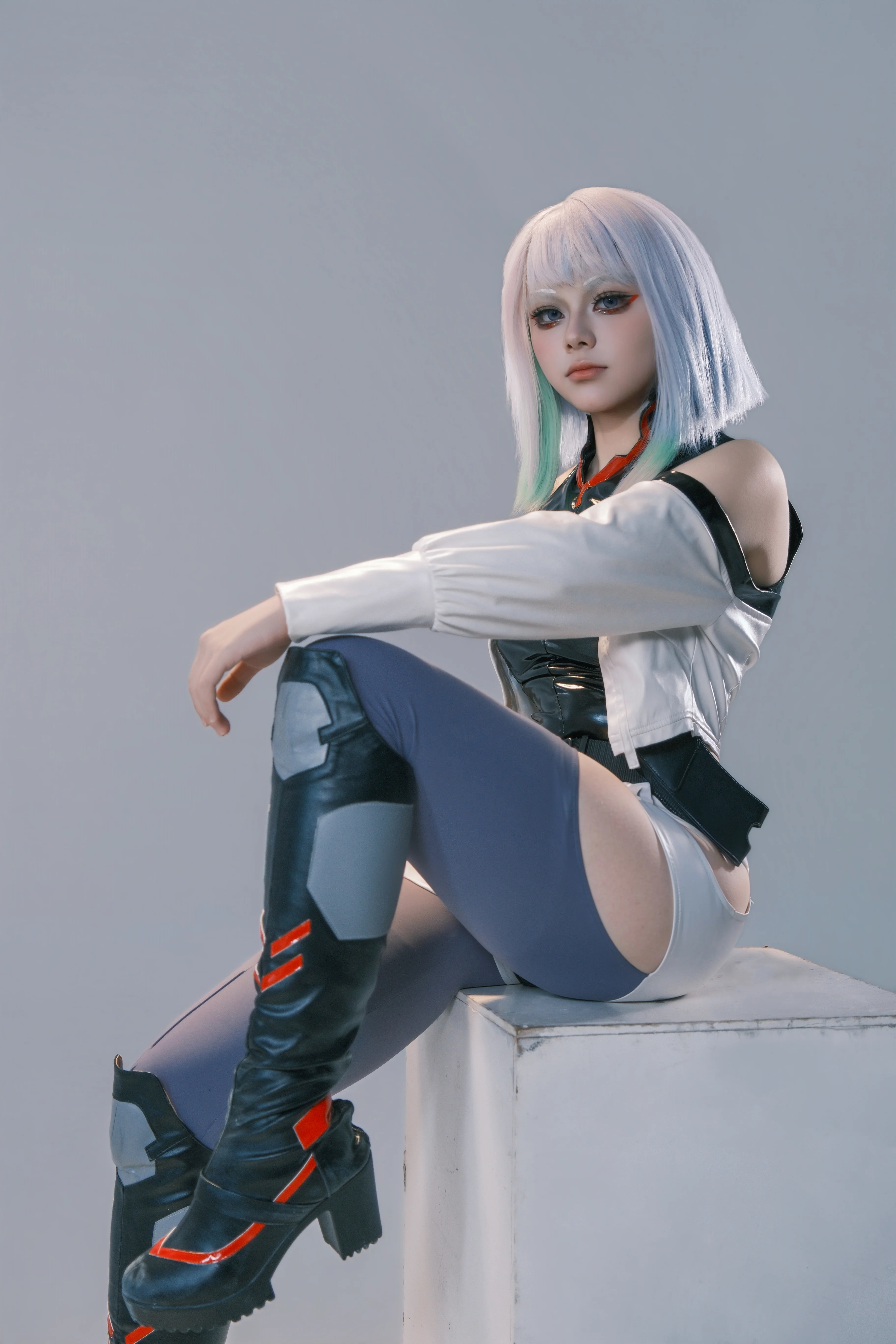 【露西cos】赛博朋克边缘行者x鸣潮联动，夜之城的那抹灰蓝光影 - 第 3 张