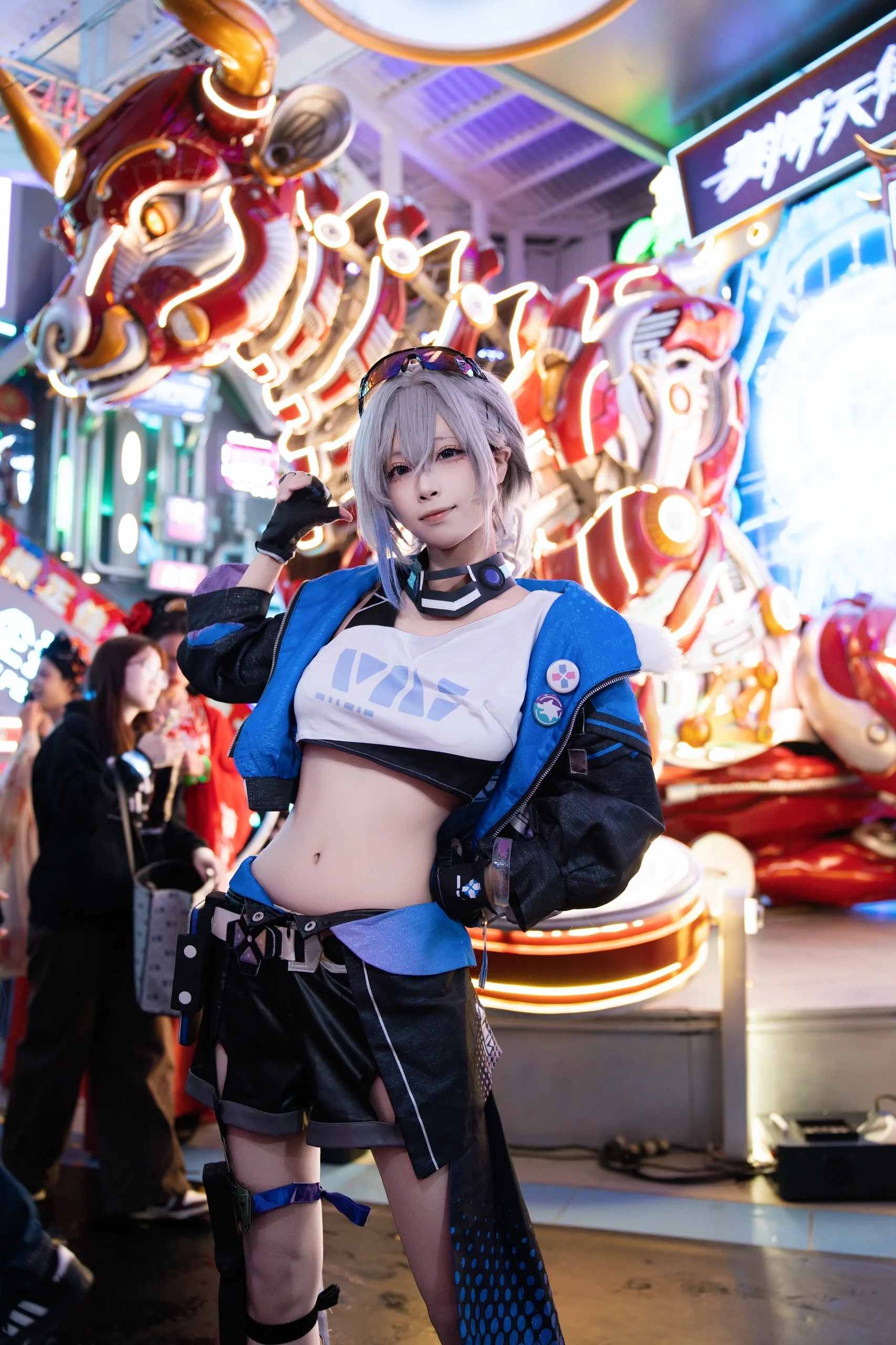 【銀狼 コスプレ】崩壊：スターレイルの銀狼が広州正佳広場のサイバー天街に降臨！